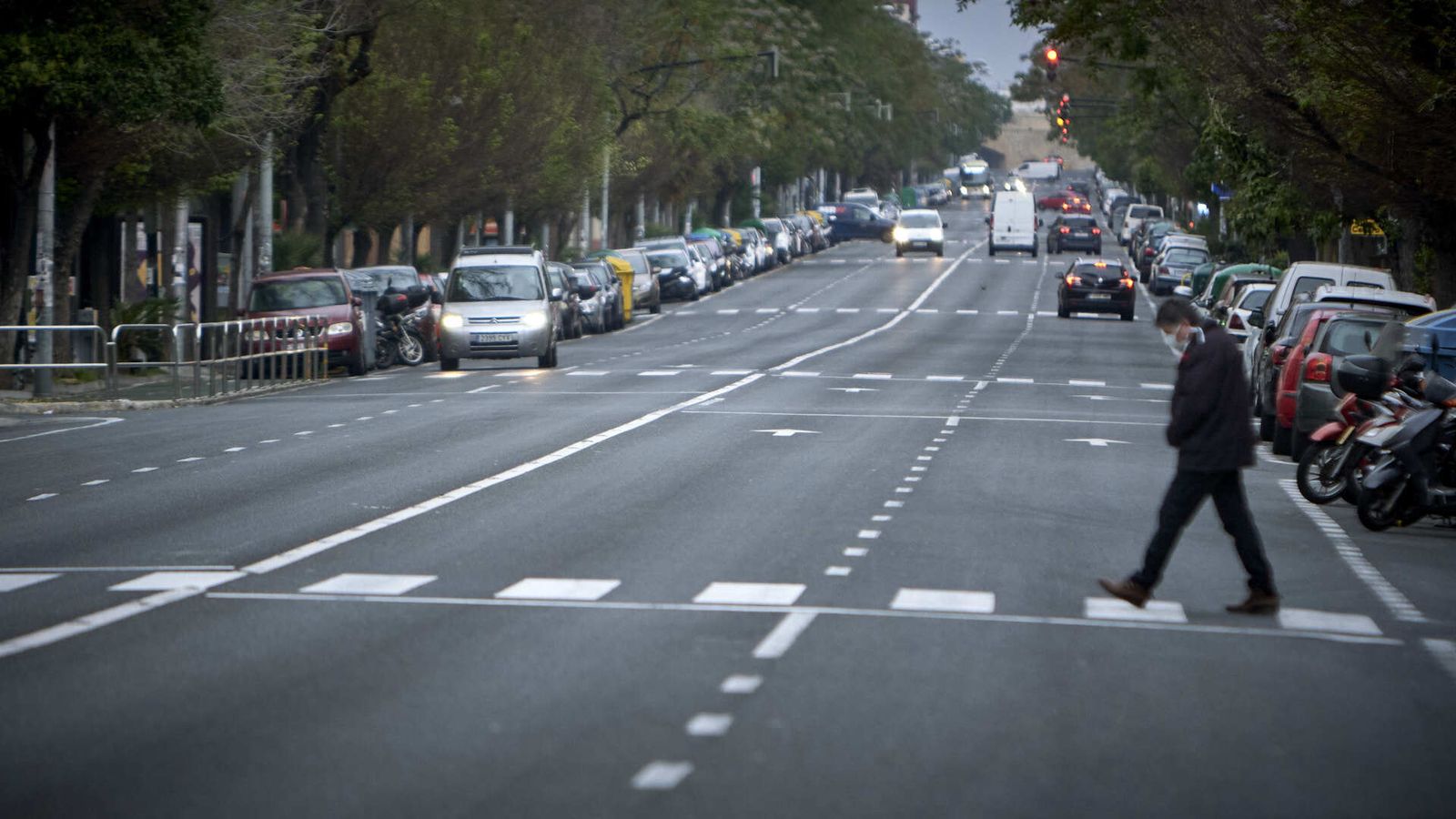 Un hombre cruza la avenida en la tarde de ayer