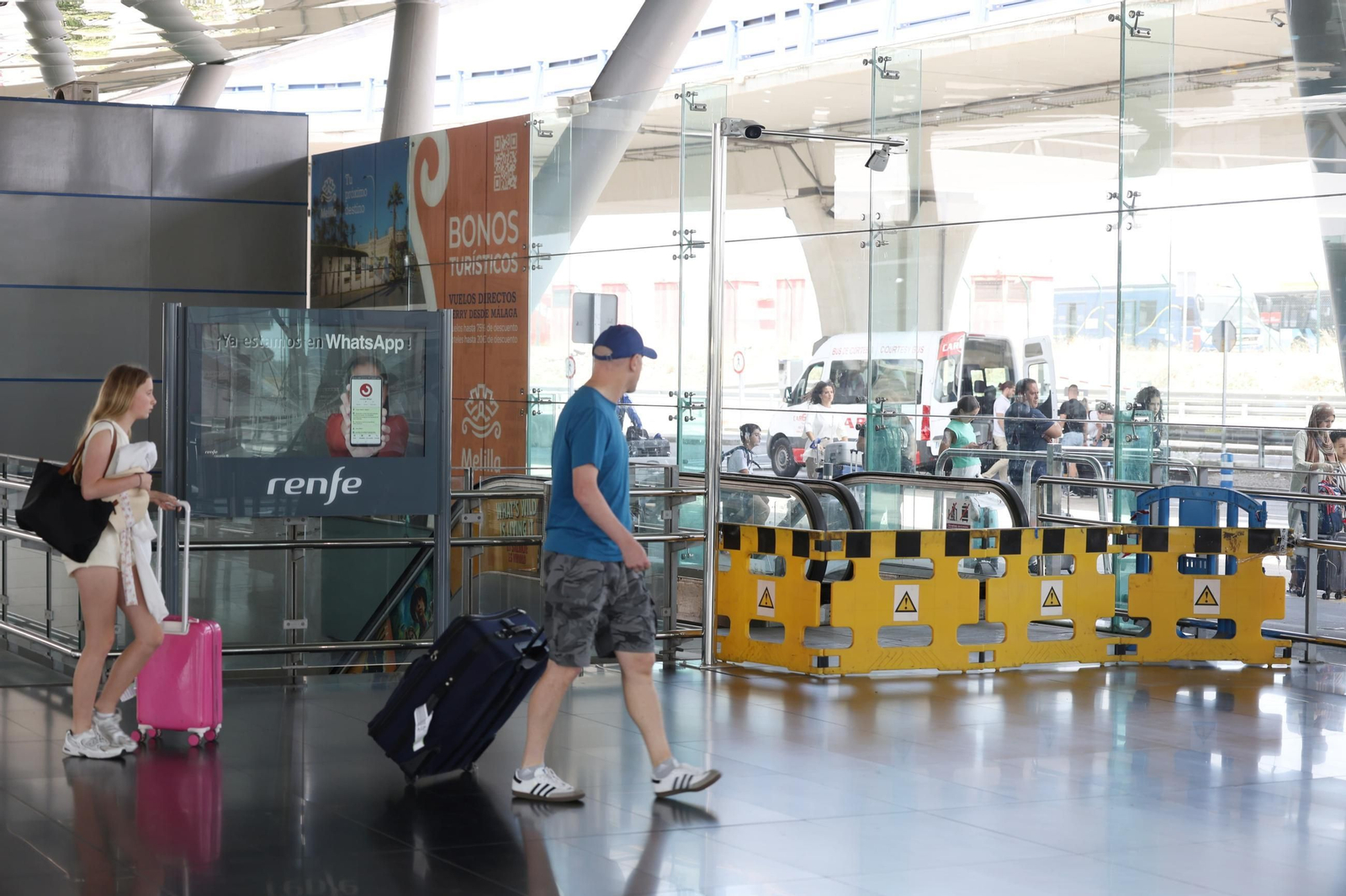 Un usuario mira las escaleras mecáncias rotas del Cercanías del Aeropuerto de Málaga.