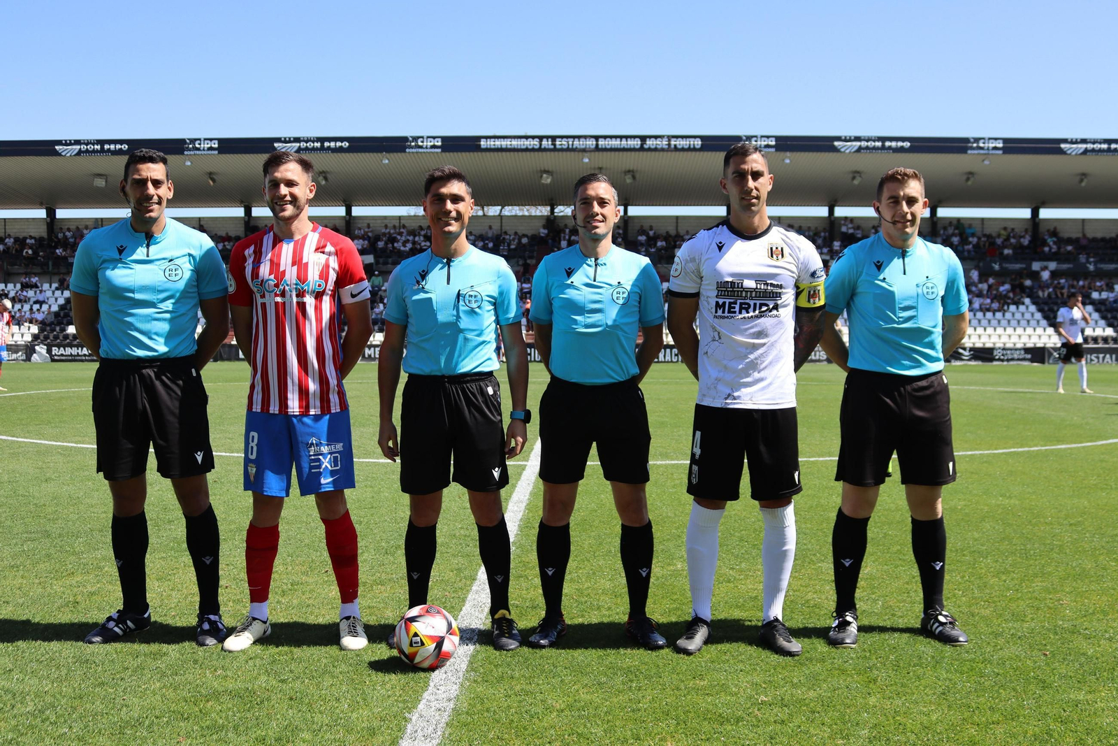 Rodriguez Recio, tercero desde la izquierda, junto a sus auxiliares y los capitanes en el último Mérida-Algeciras