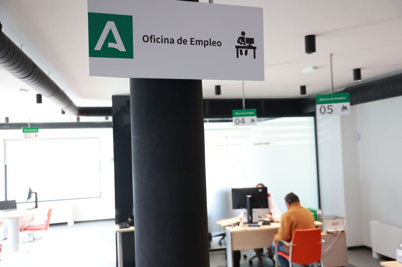 Interior de una oficina de empleo.
