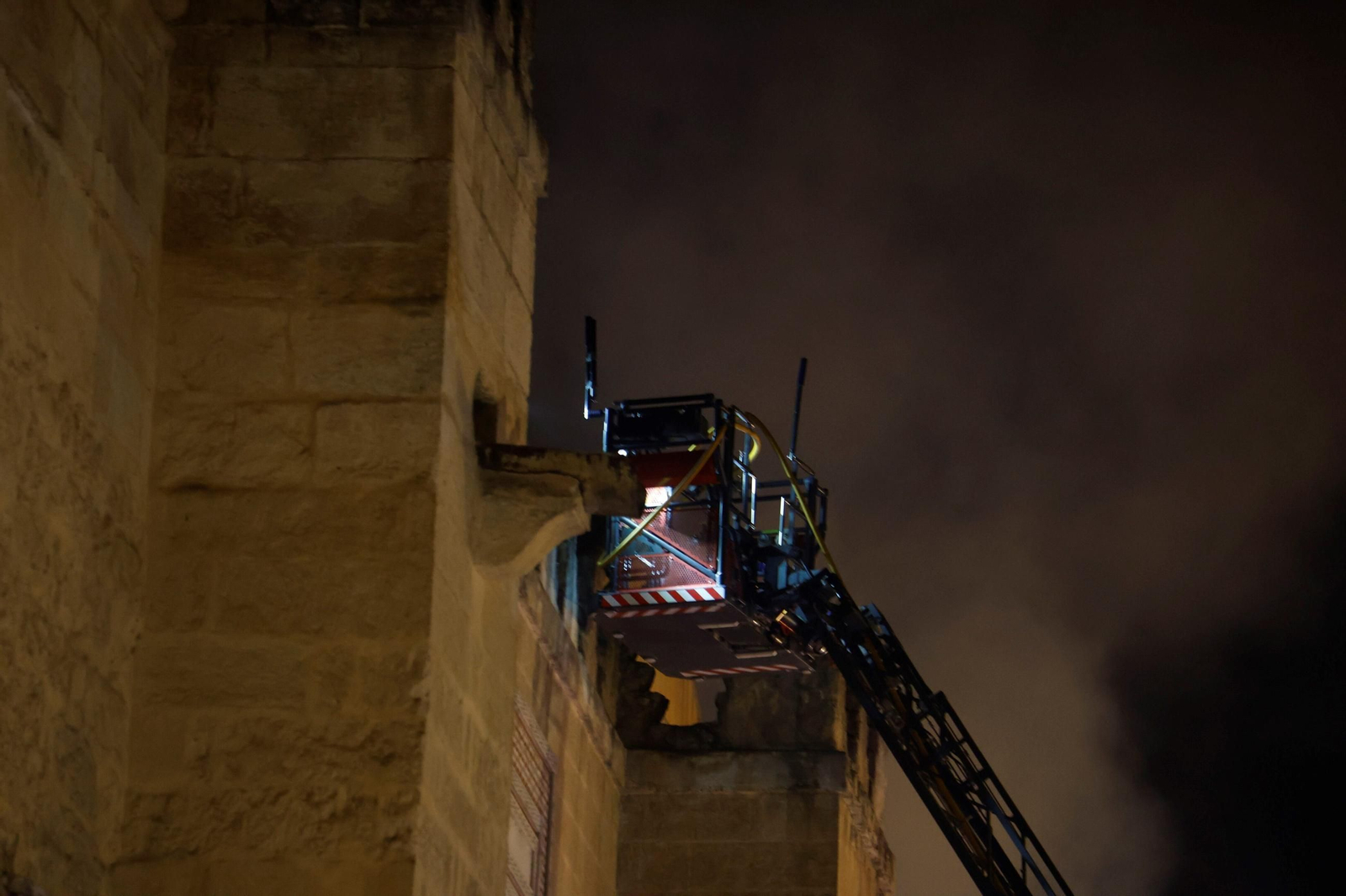 Bomberos intervienen en las cubiertas de la Mezquita.