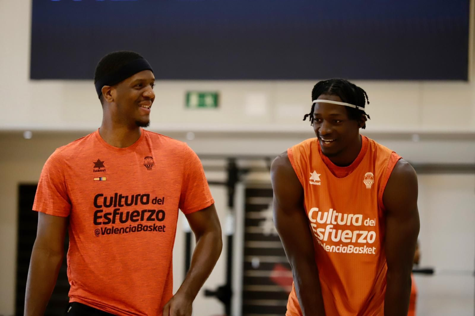 Valencia Basket se ejercita en The Embassy antes de jugar en el Carpena