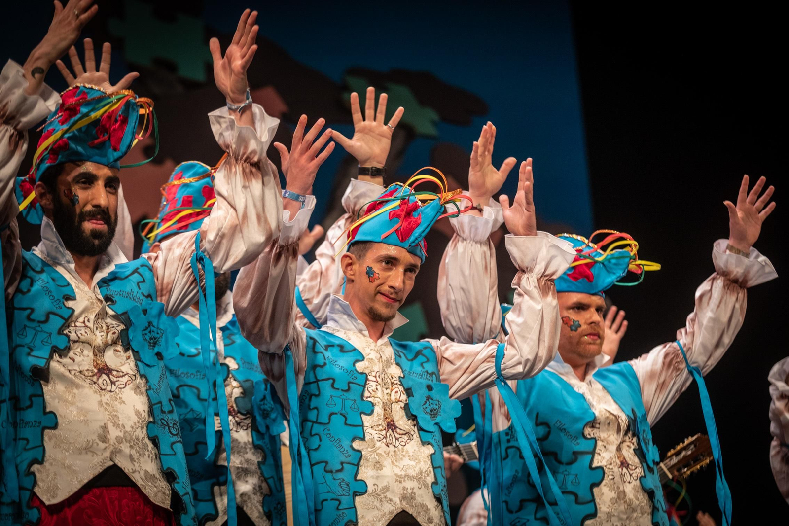 Comparsa 'Los piezas' sobre el escenario