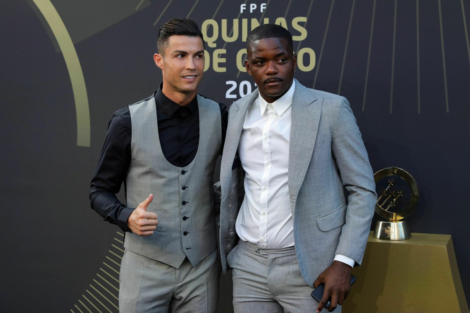 William Carvalho junto a Cristiano Ronaldo.