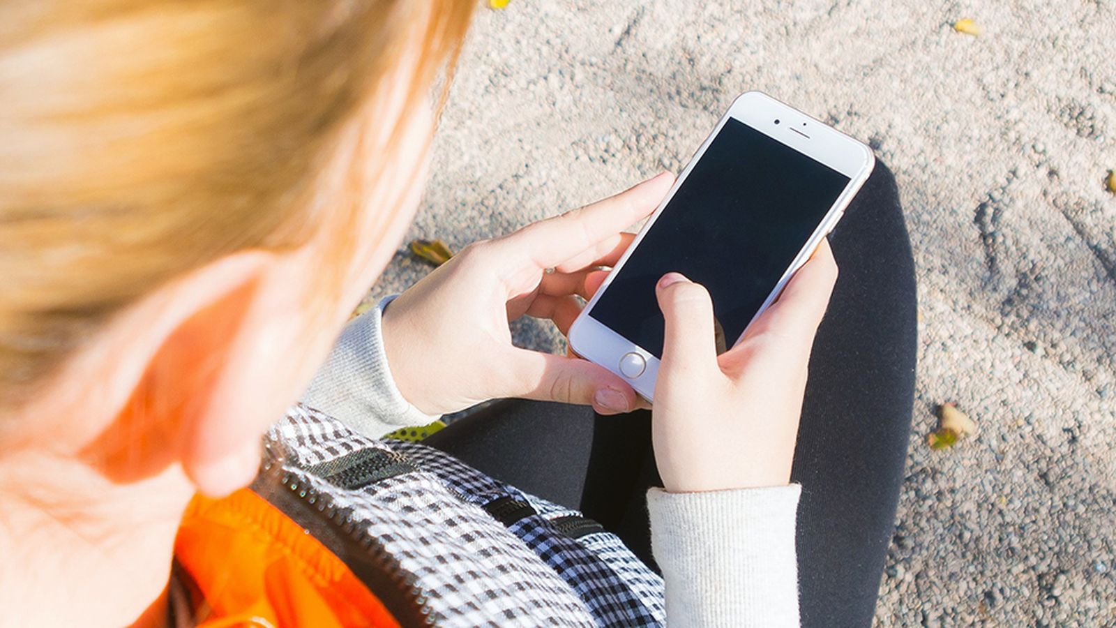 Menor de edad utilizando su primer móvil.