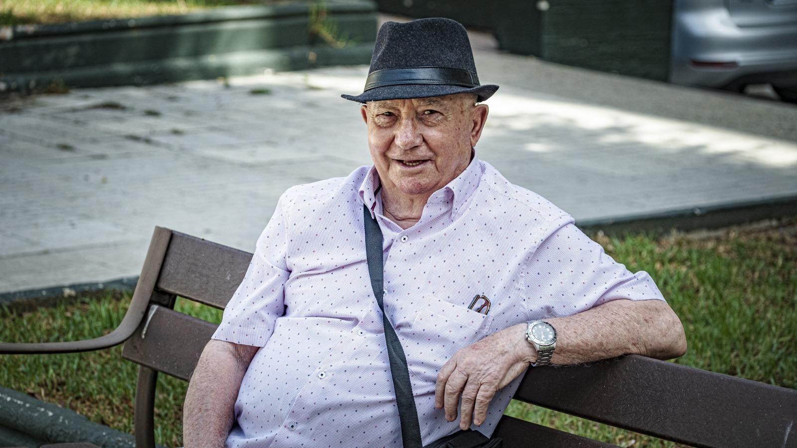 Braulio González, sentado en un banco de la plaza del Cristo Viejo, zona de la ciudad en la que reside.