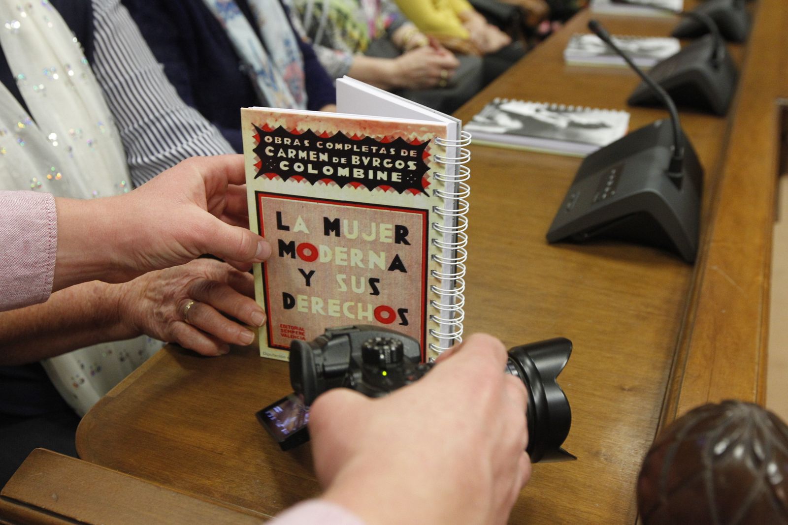 Fotogalería entrega acreditaciones Talleres Carmen de Burgos. Diputación de Almería