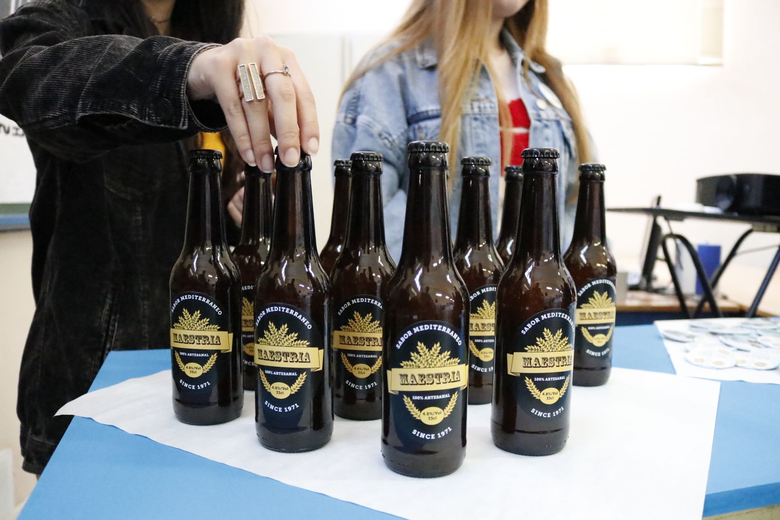 Imágenes de la presentación de la nueva cerveza de los alumnos del IES Mediterráneo