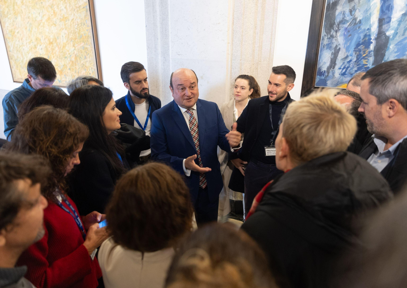 Andoni Ortúzar, presidente del PNV, conversa con los periodistas en el Congreso