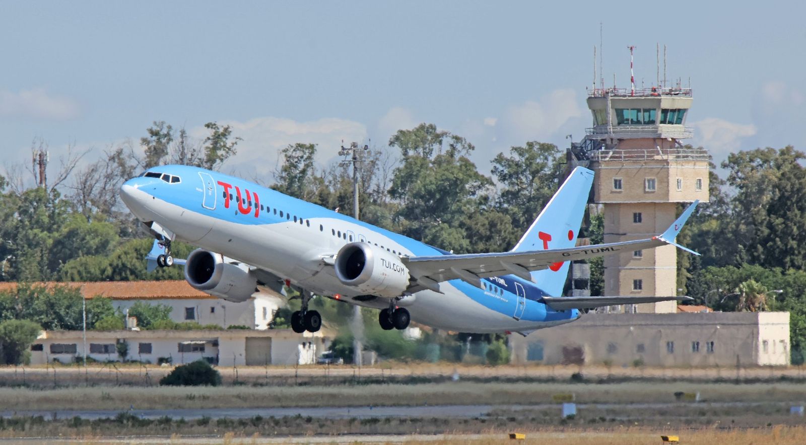 Un avión de Tui despegando del aeropuerto de Jerez.