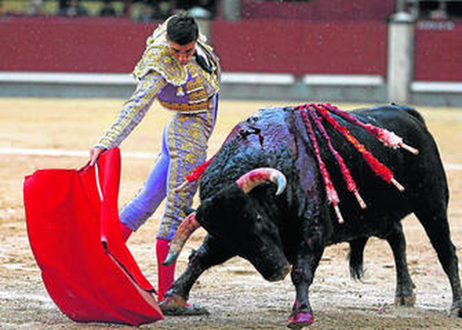 Paco Ureña, en un derechazo a su complicado primer toro.