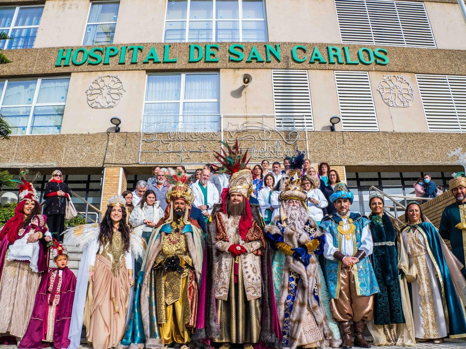 Los Reyes Magos visitan el hospital de San Carlos y Afanas en San Fernando