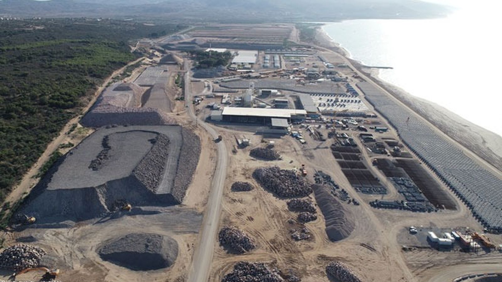 Labores de obra civil durante la construcción del puerto.