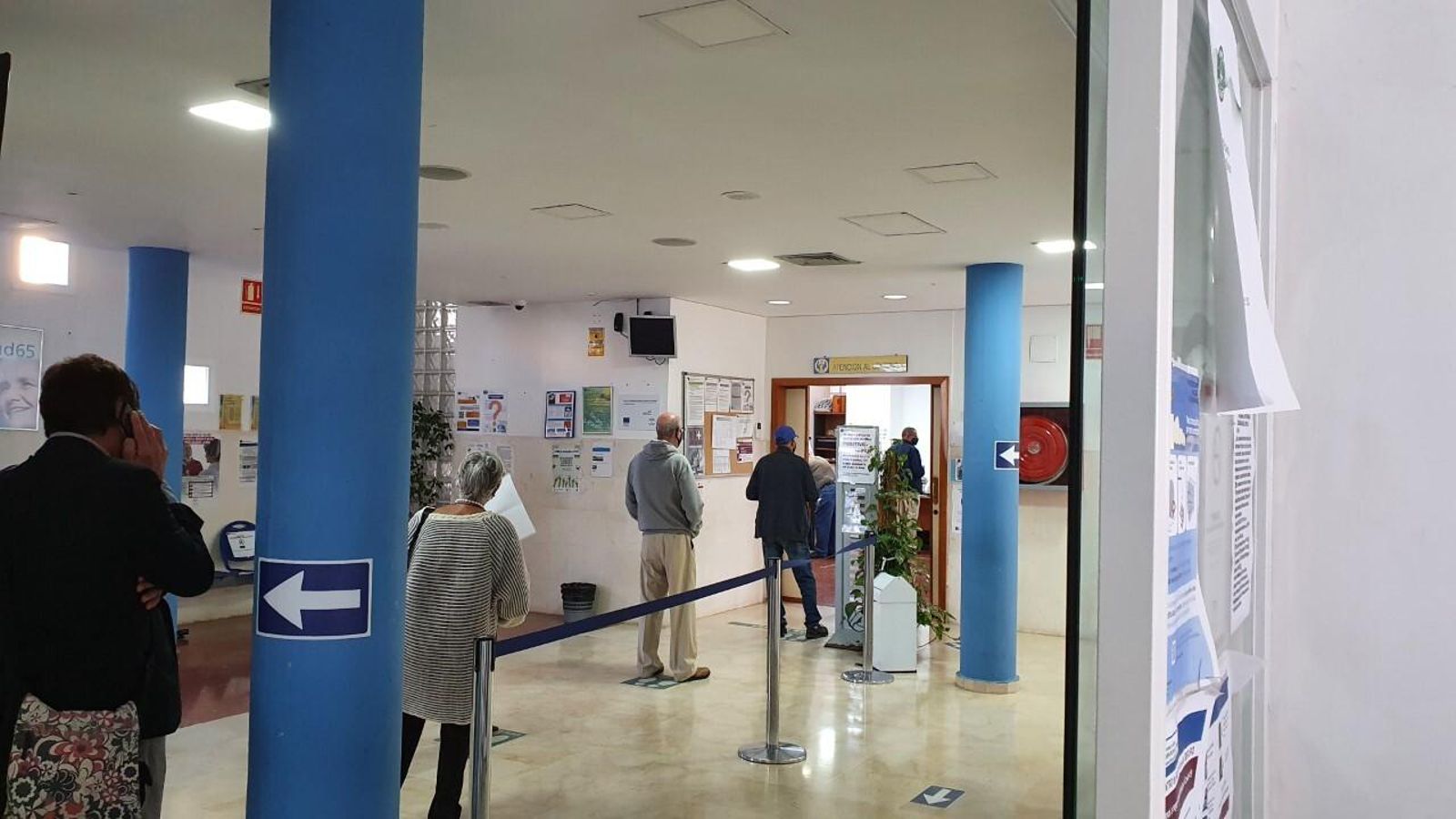 En el interior del centro de salud de La Paz de Cádiz se prolongaban las colas hasta llegar a la zona de atención al público