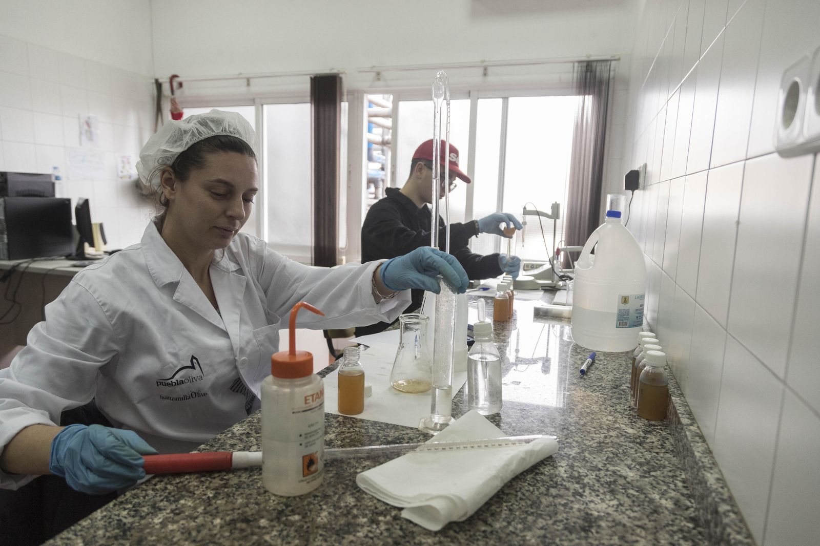 Alumnos de FP realizan prácticas en el laboratorio de una cooperativa.