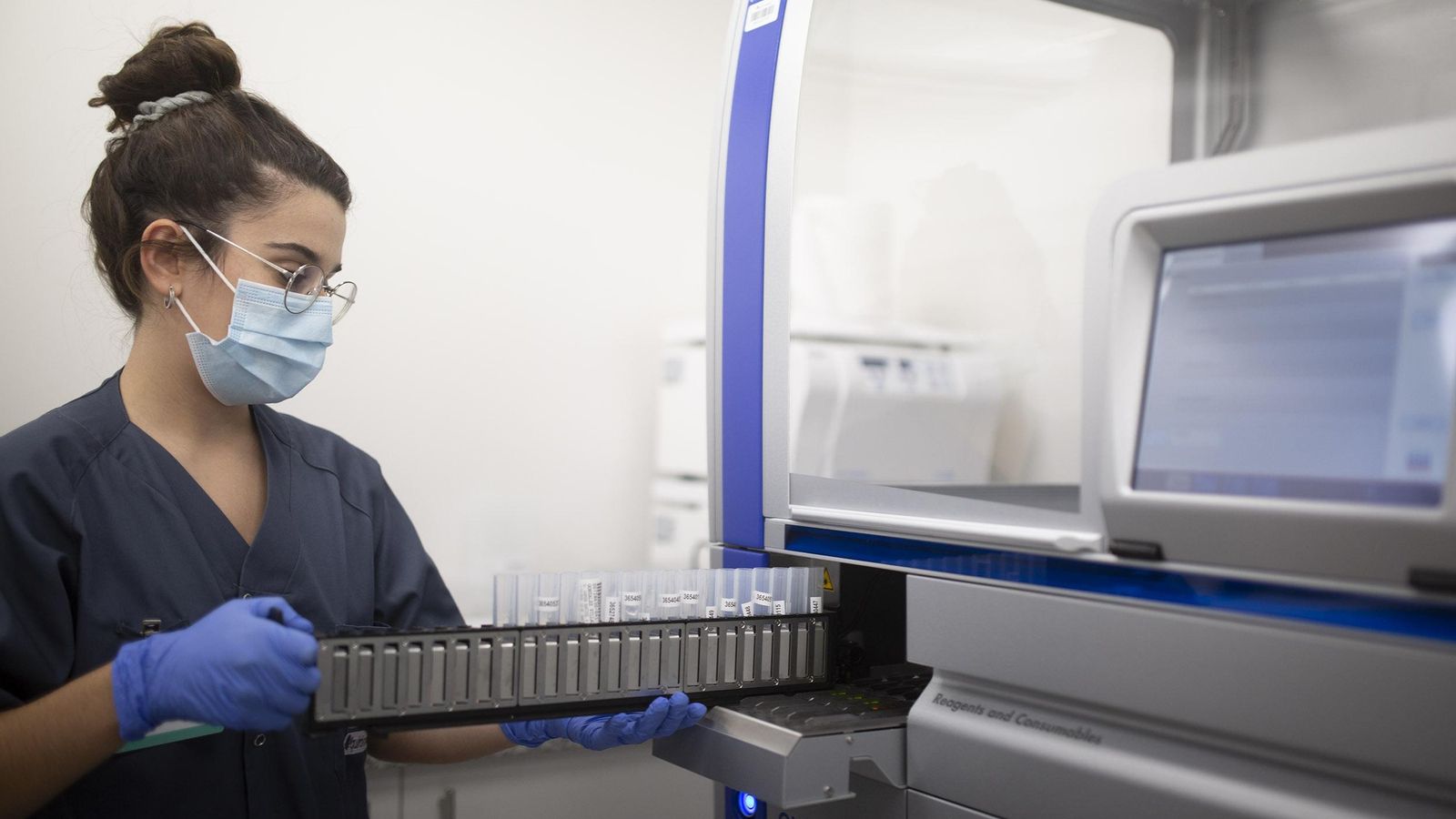 Manipulación y preparación de los test para su análisis en el laboratorio del Hospital Quirónsalud Sagrado Corazón.
