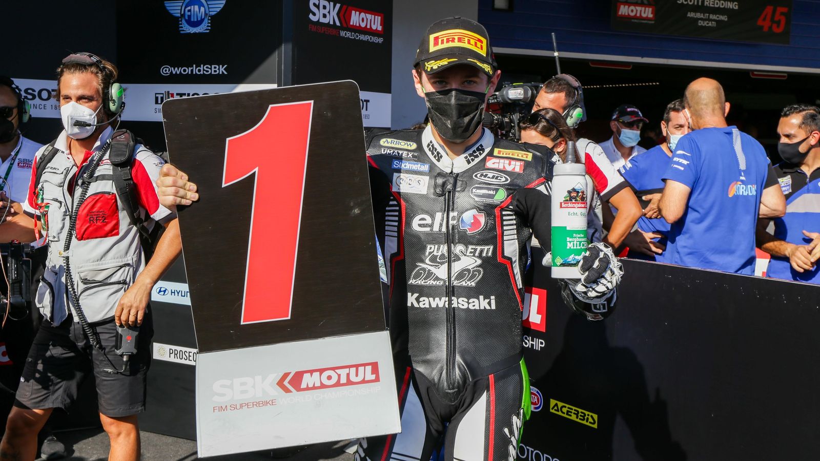 Philipp Oettl posa con el número uno tras lograr la 'pole' en WorldSSP.