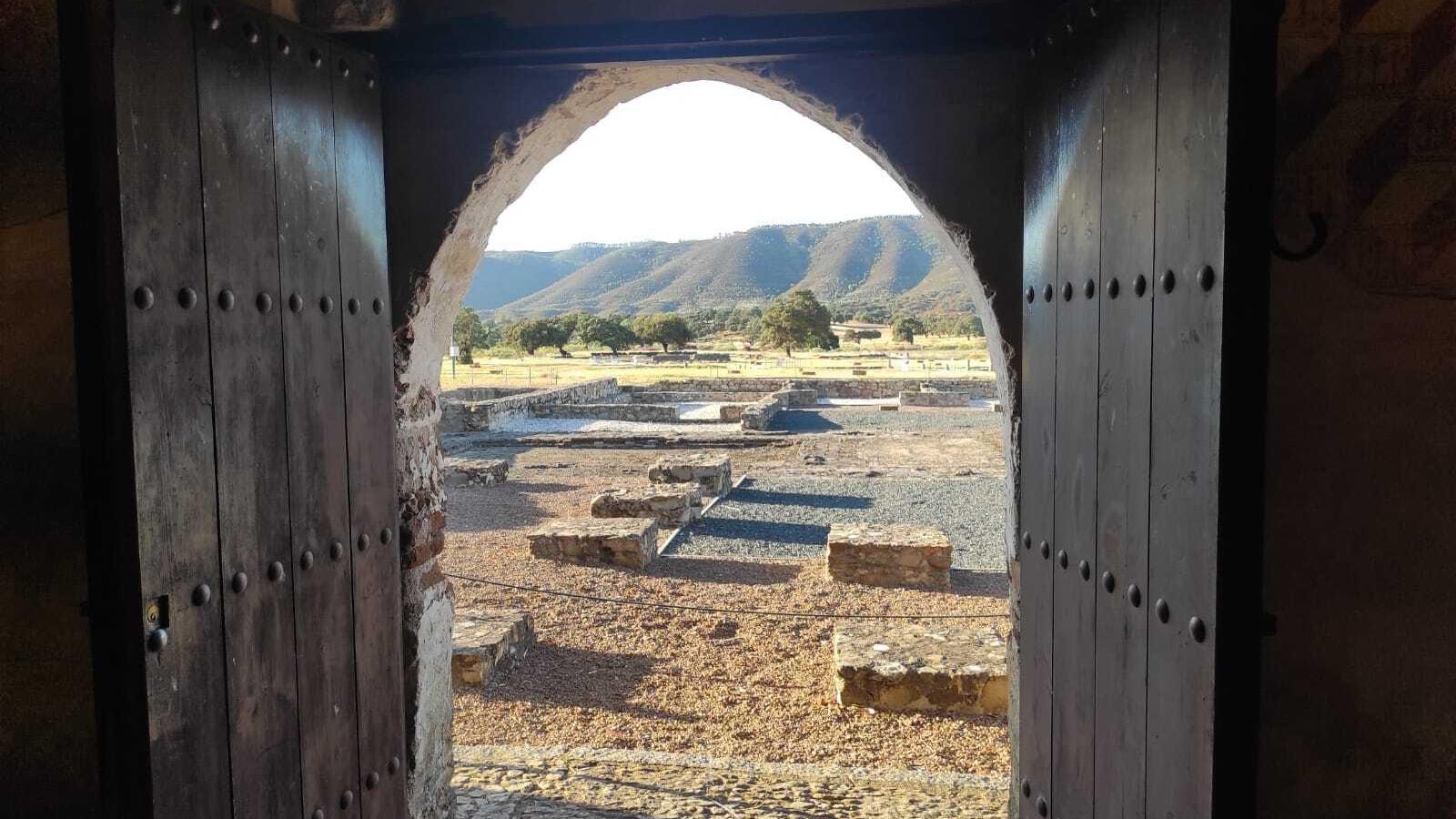 Entrada a la Ciudad Romana de Arucci Turobriga desde la Ermita de San Mamés
