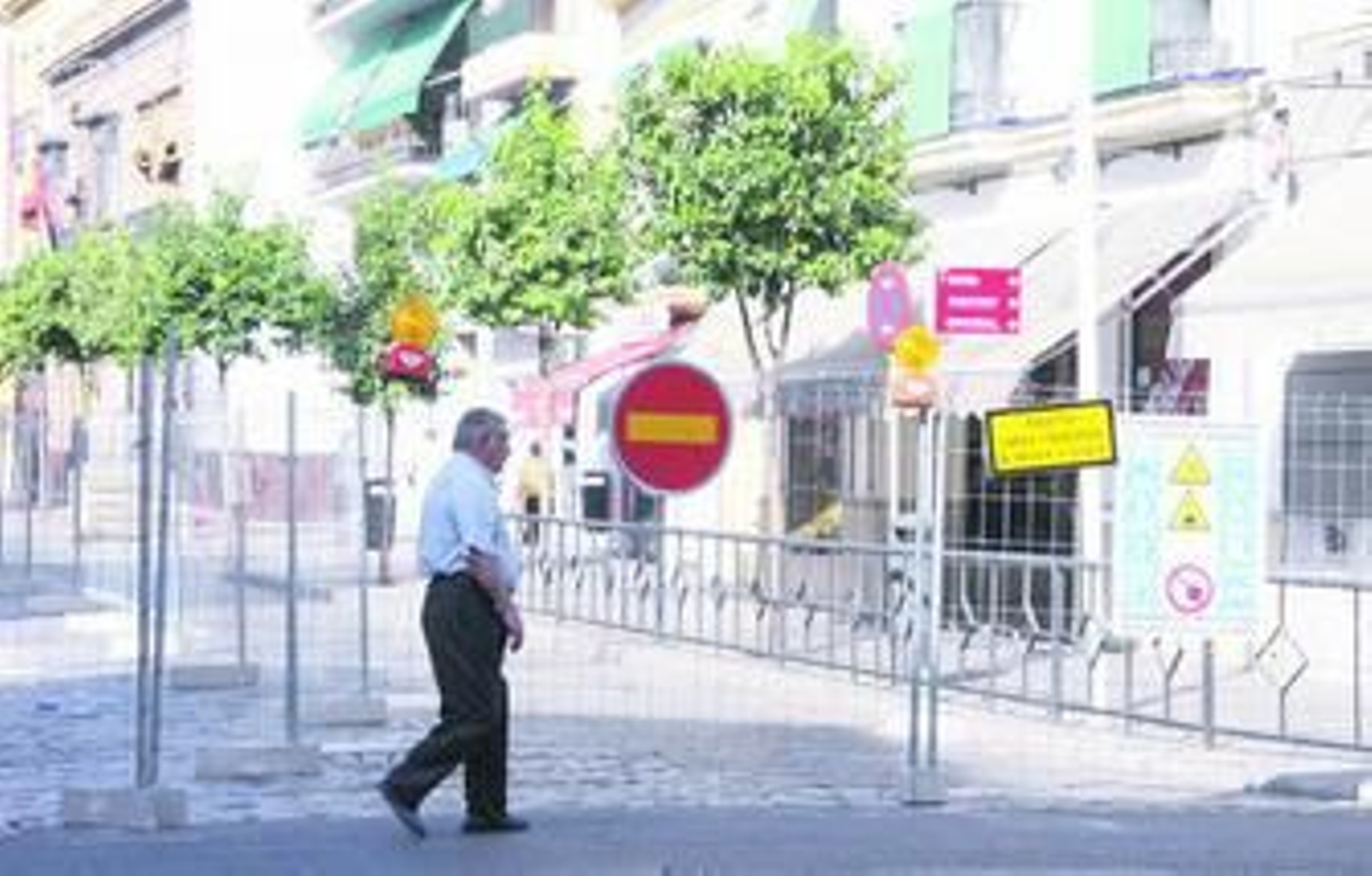Un viandante por la calle San Jacinto en obras.