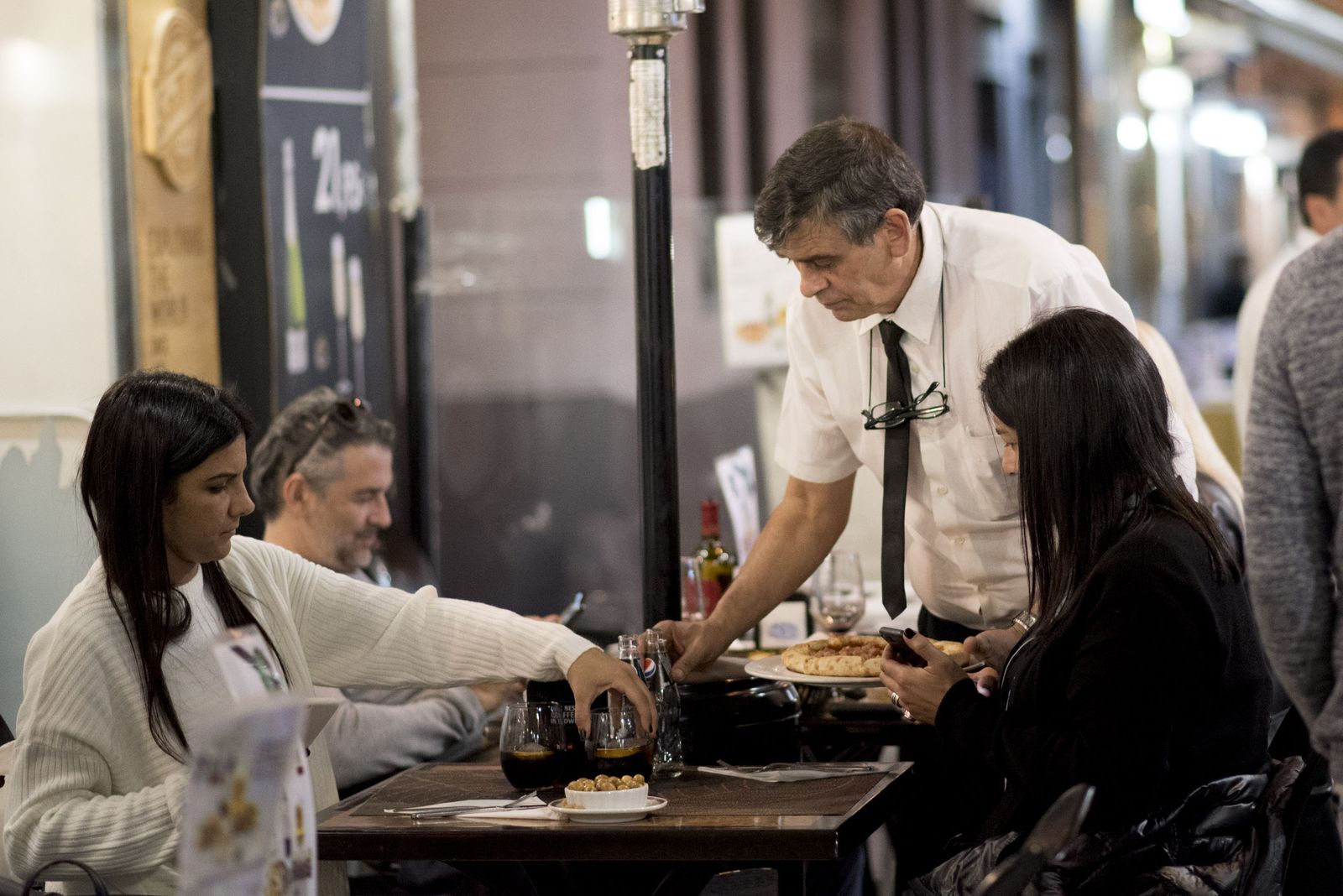 Un camarero atiende una mesa en una imagen de archivo.