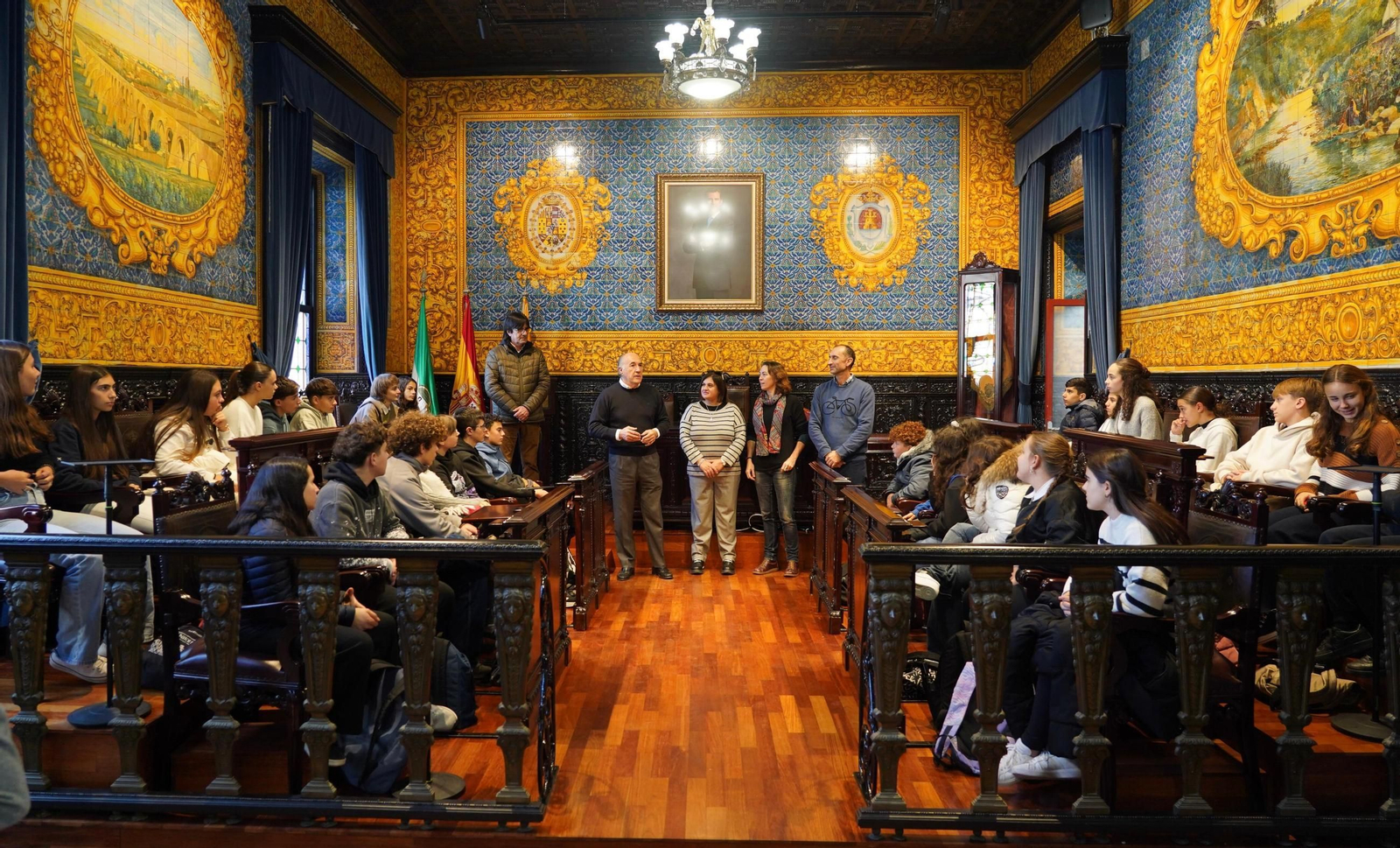 El alcalde Landaluce recibe a alumnos italianos y franceses del programa Erasmus+ en el Salón de Plenos, este martes.