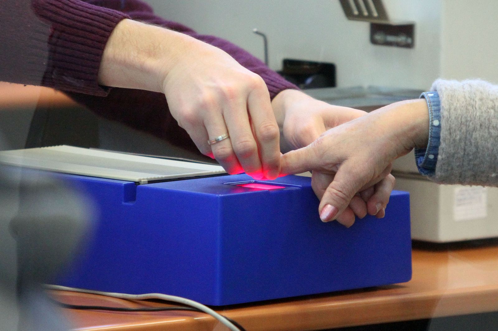 Una persona durante la renovación del DNI.