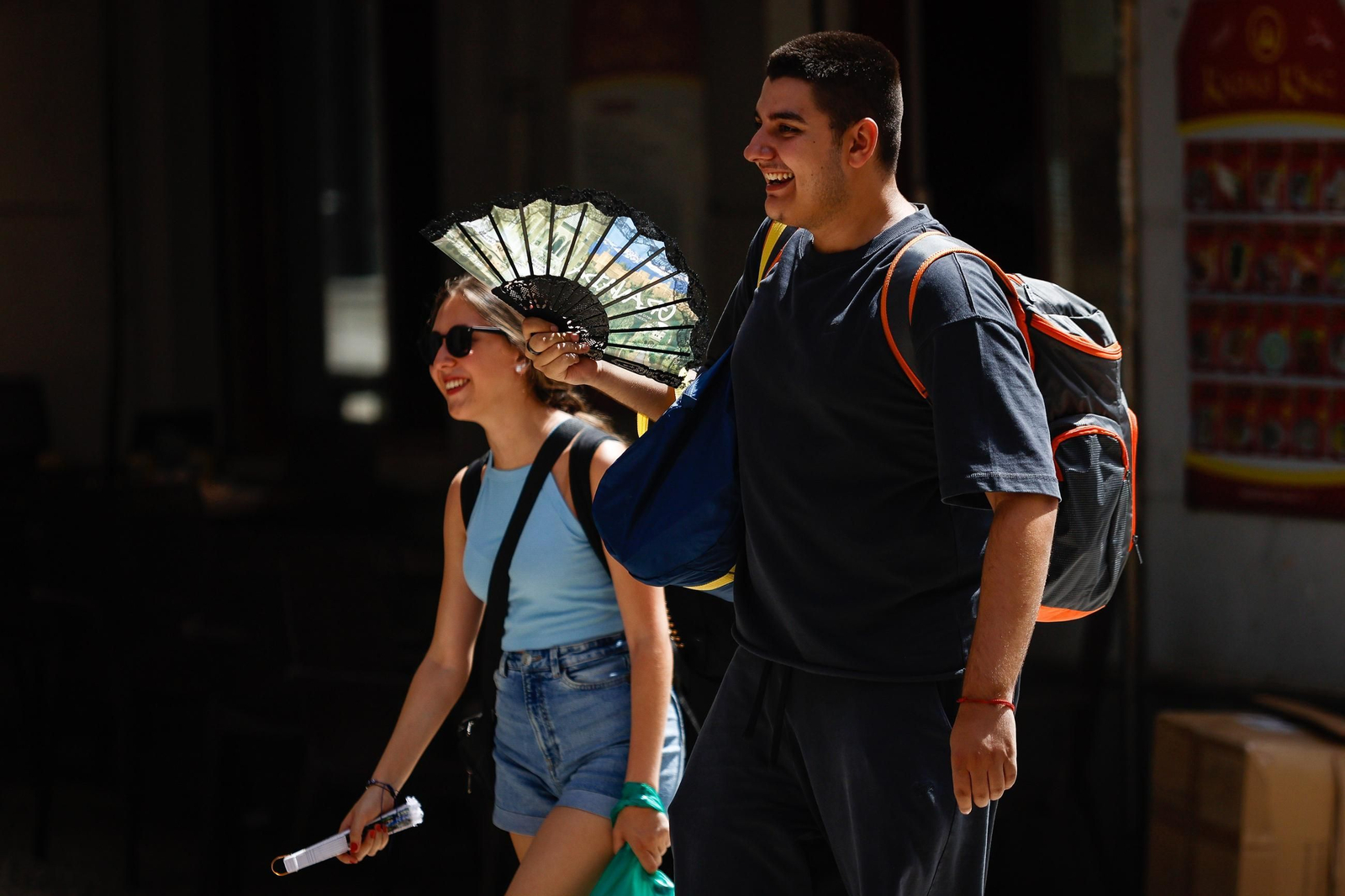 Paraguas, abanicos y agua: las mejores imágenes de la primera ola de calor de agosto en Granada
