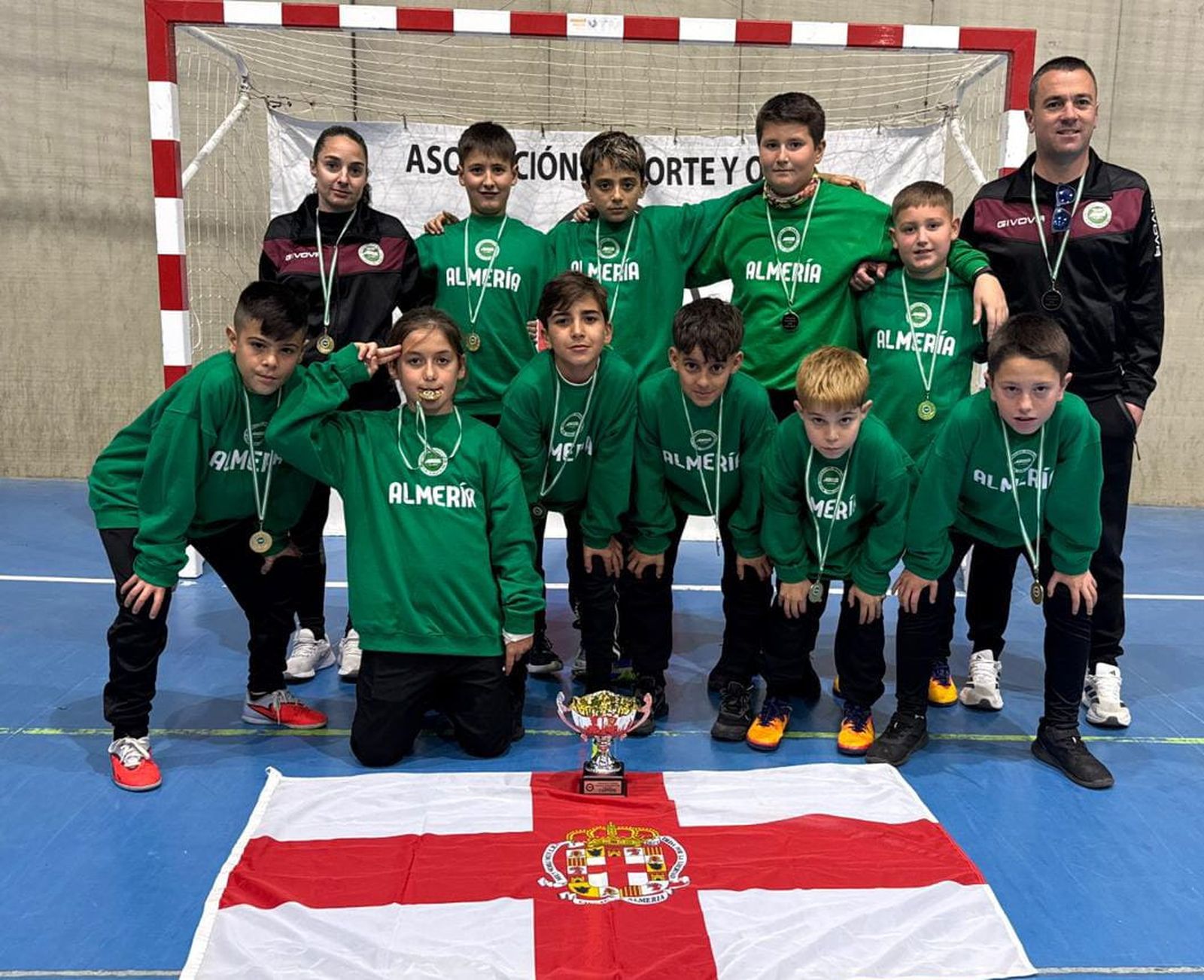 La selección almeriense Alevín posa con sus medallas y el trofeo de tercer clasificado.