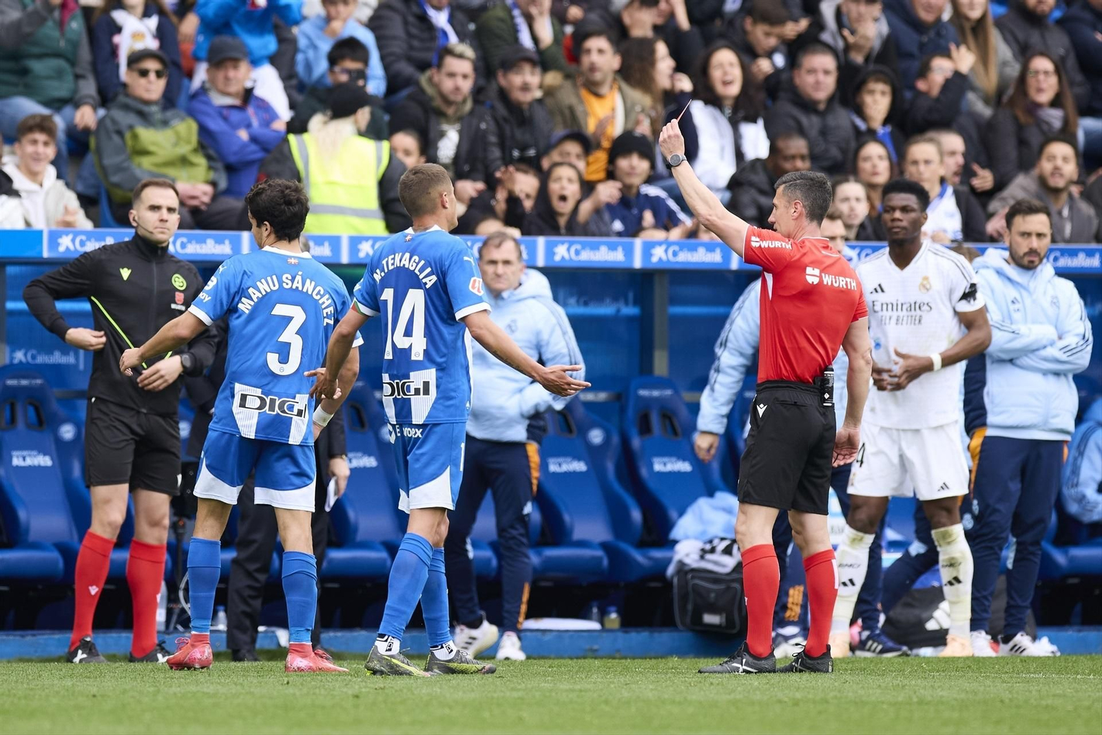 Soto Grado le muestra la tarjeta roja a Manu Sánchez contra el Real Madrid.