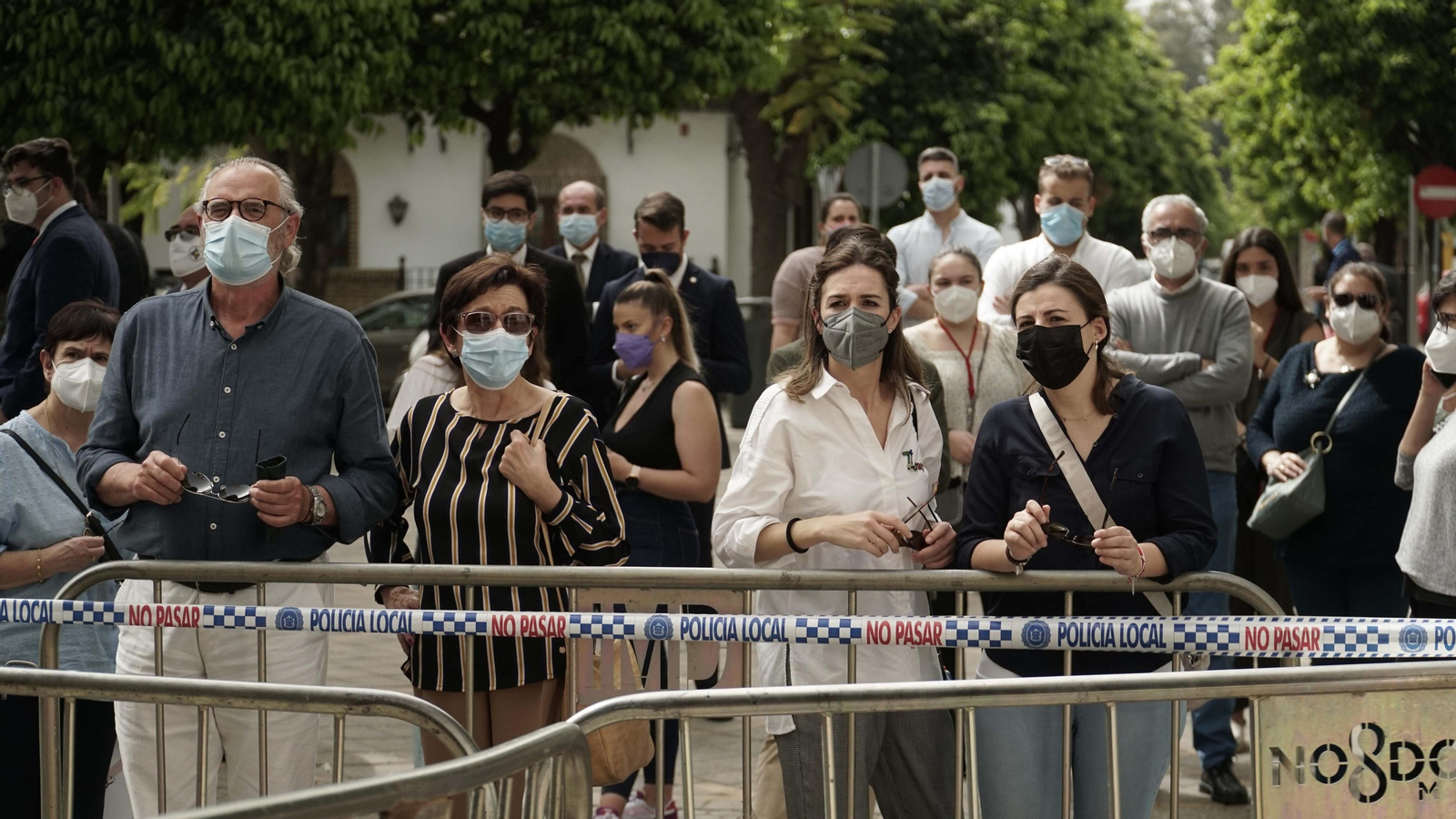 Personas con mascarillas esperan para poder acceder a la parroquia de San Gonzalo, este lunes.