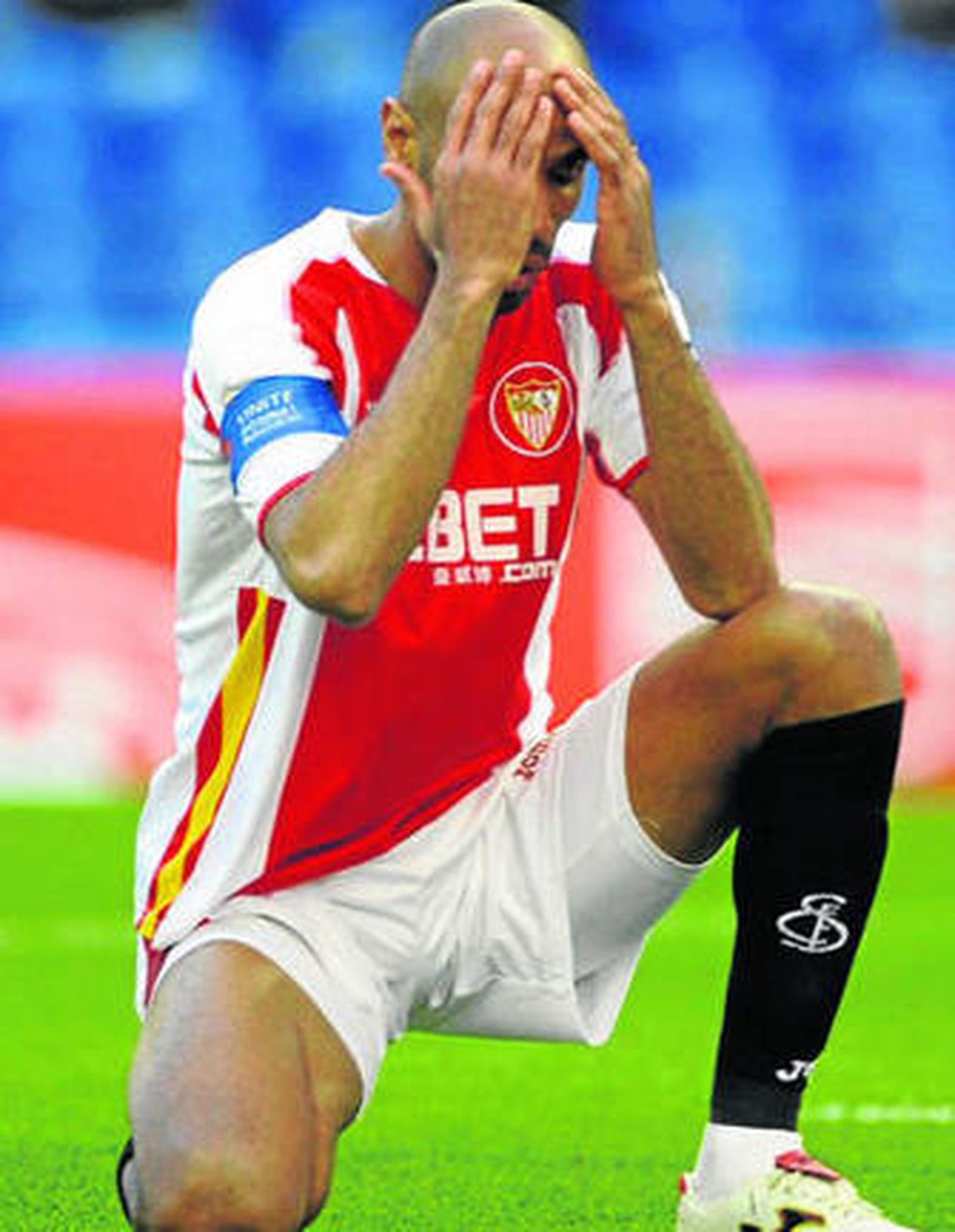 Kanouté se lamenta tras una oportunidad fallada.