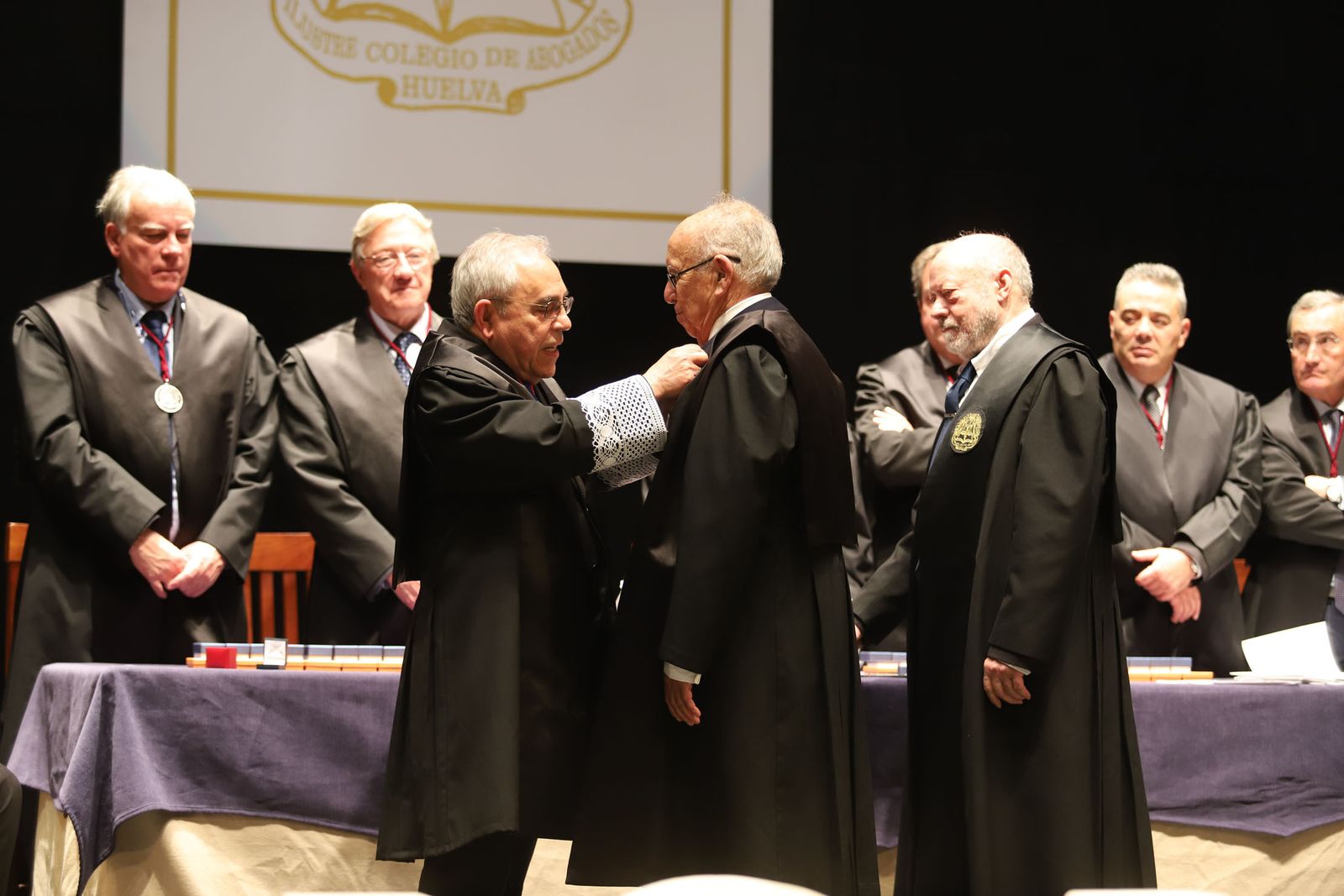 Imágenes del acto de entrega de insignias a los colegiados que cumplen 25 y 50 años en el Ilustre Colegio de Abogados de Huelva.