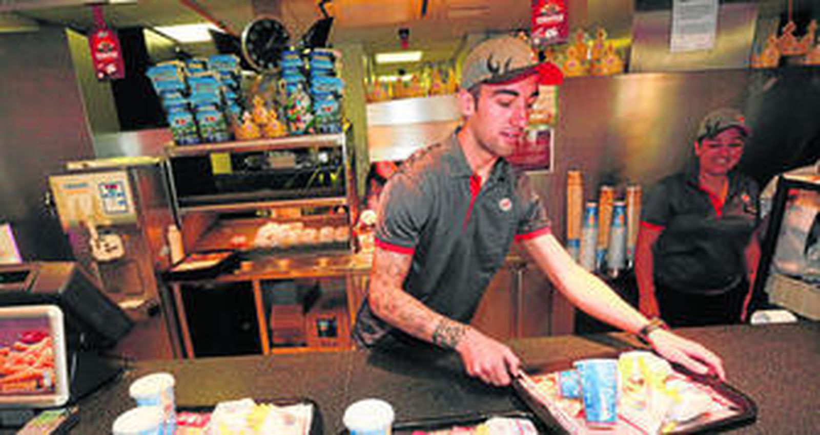 Sergi Darder, en el acto promocional de ayer, en Burguer King, sirviendo una bandeja.