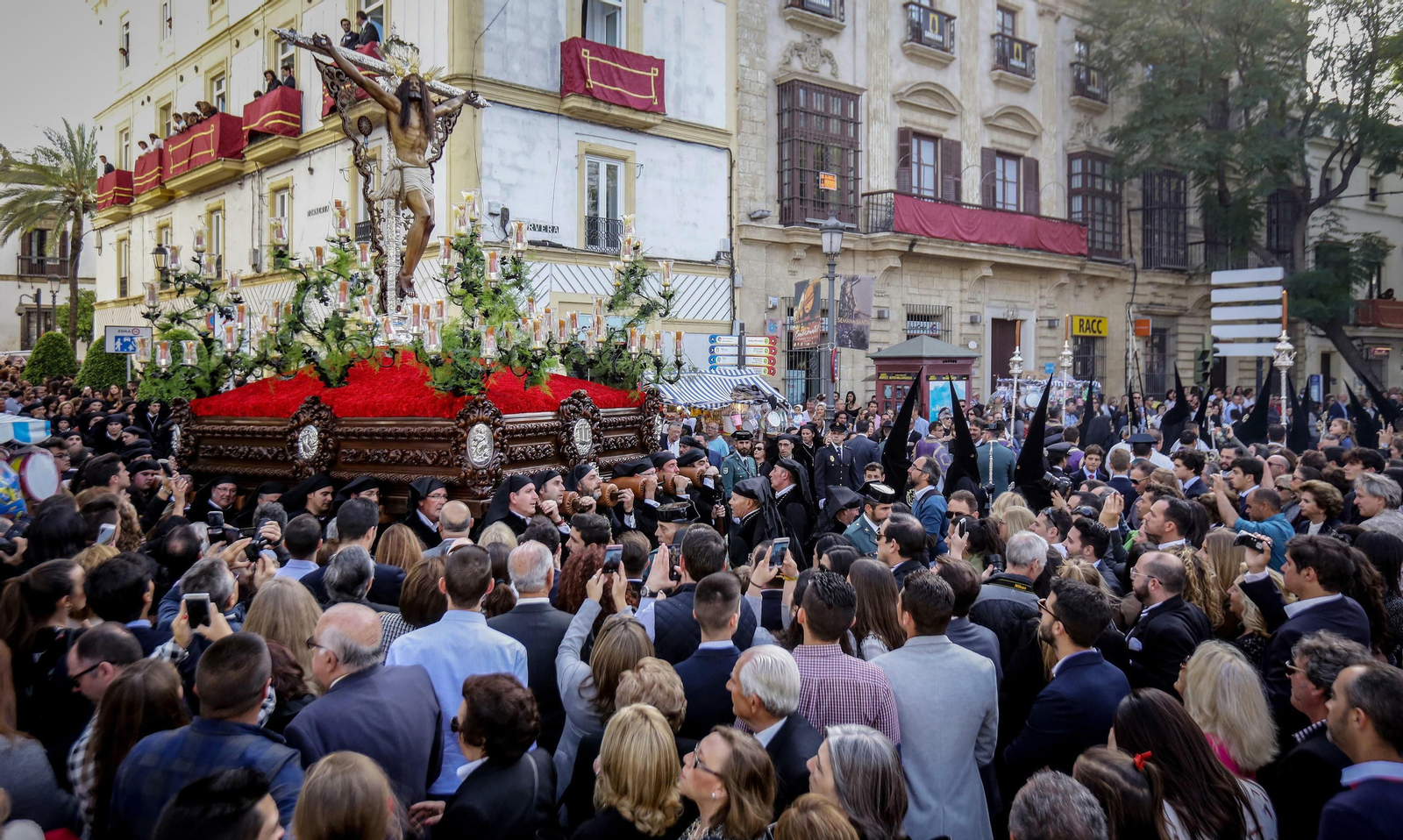 El Cristo de la Expiración en medio de una multitud en la jornada del Viernes Santo.