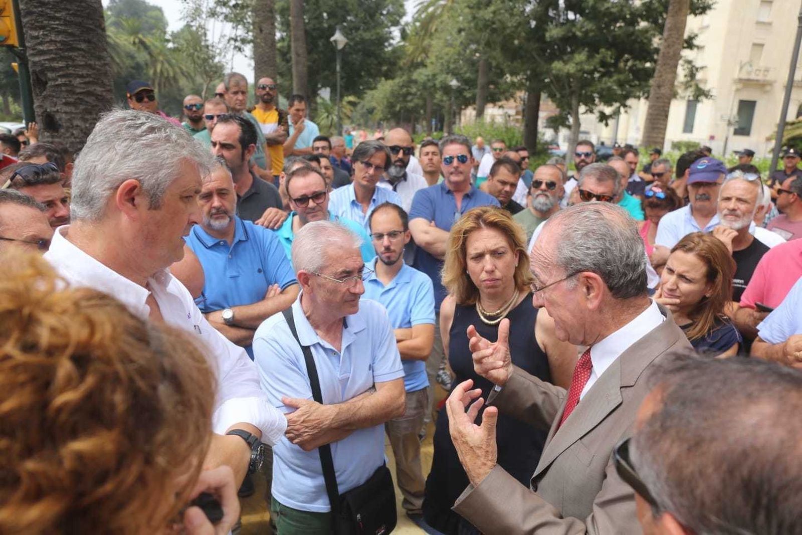 De la Torre y la edil de Movilidad, Elvira Maeso, conversan con taxistas en el Paseo del Parque