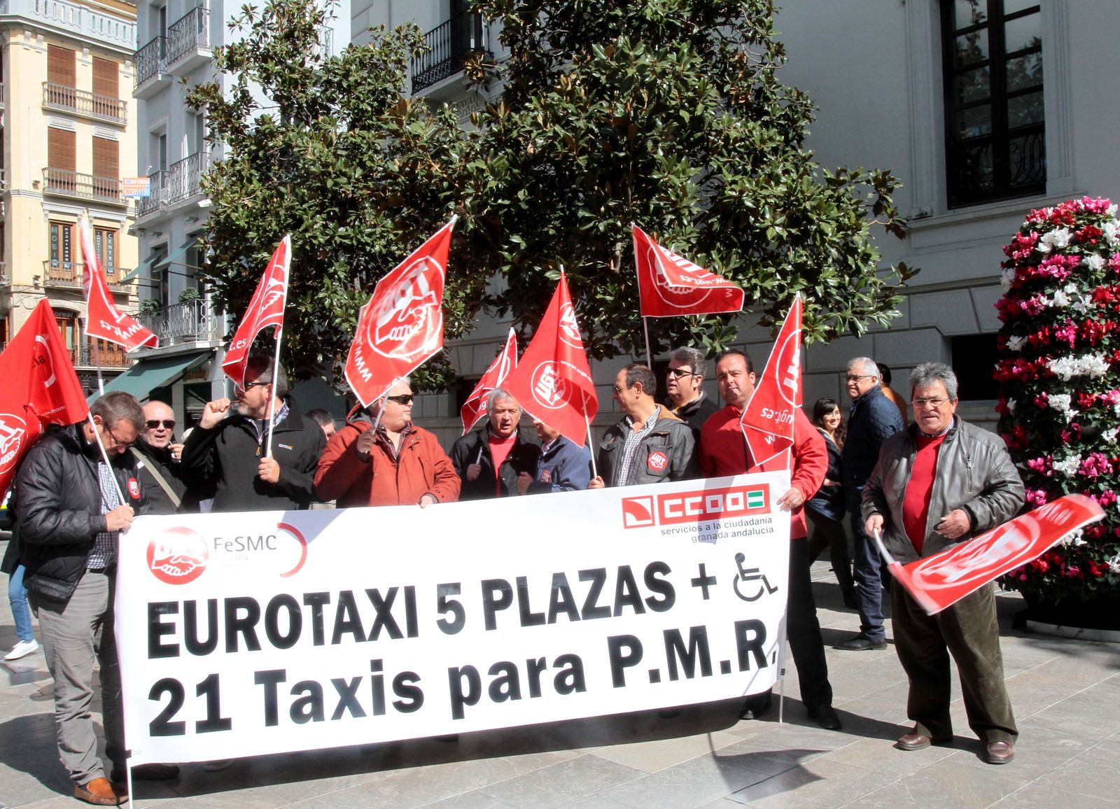 Los asalariados del taxi, durante la concentración en la plaza del Carmen.