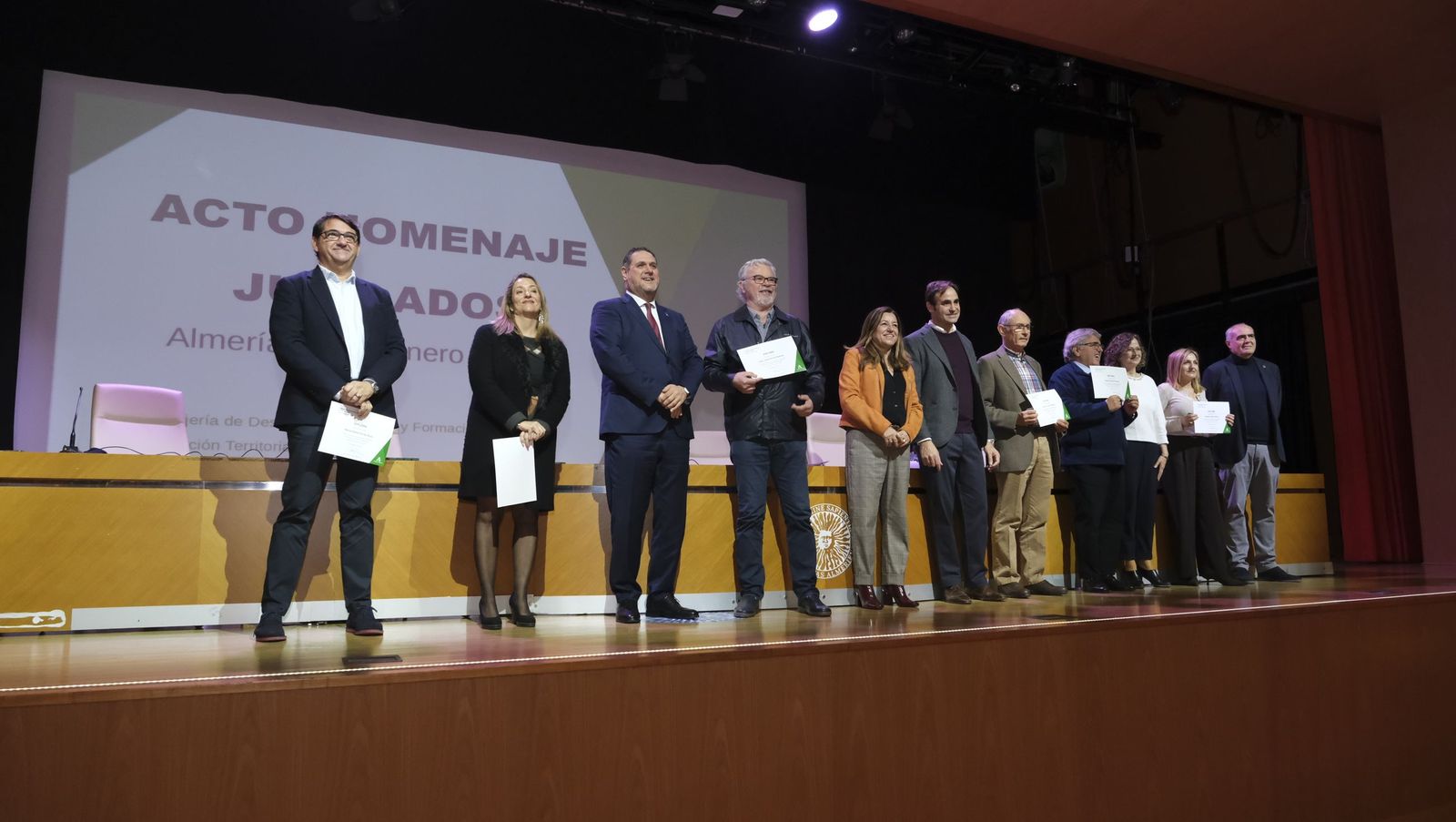 Los maestros docentes jubilados reciben su homenaje en la paraninfo de la UAL