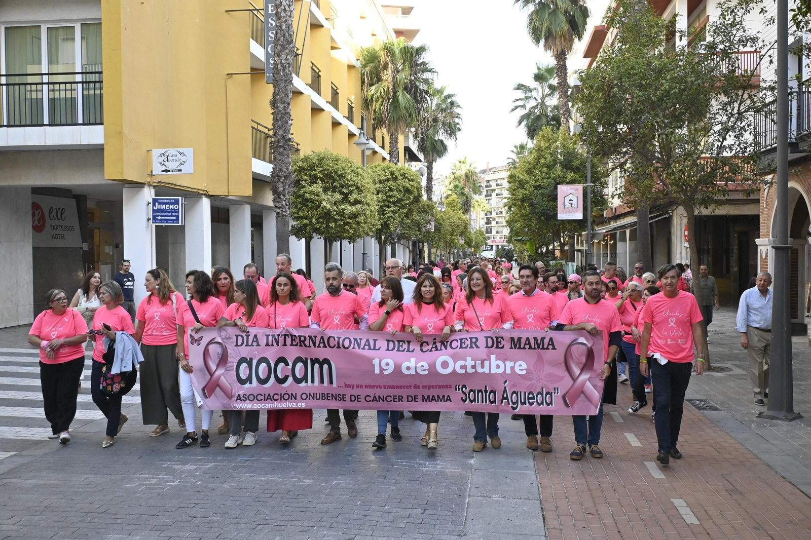 Cadena humana del día internacional del cáncer de mama