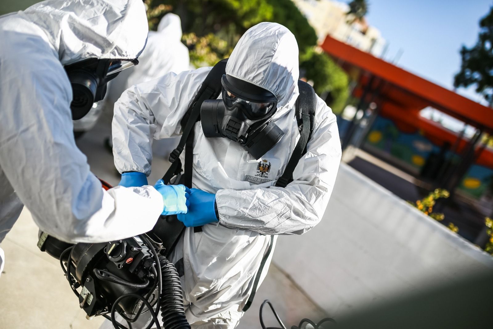 Trabajos de desinfección de la residencia Vitalia, a cargo de la Infantería de Marina.