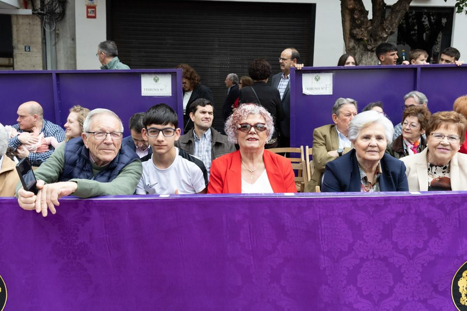 Los jiennenses se echan a la calle para presenciar la primera de las procesiones de la jornada: la Borriquilla (II)