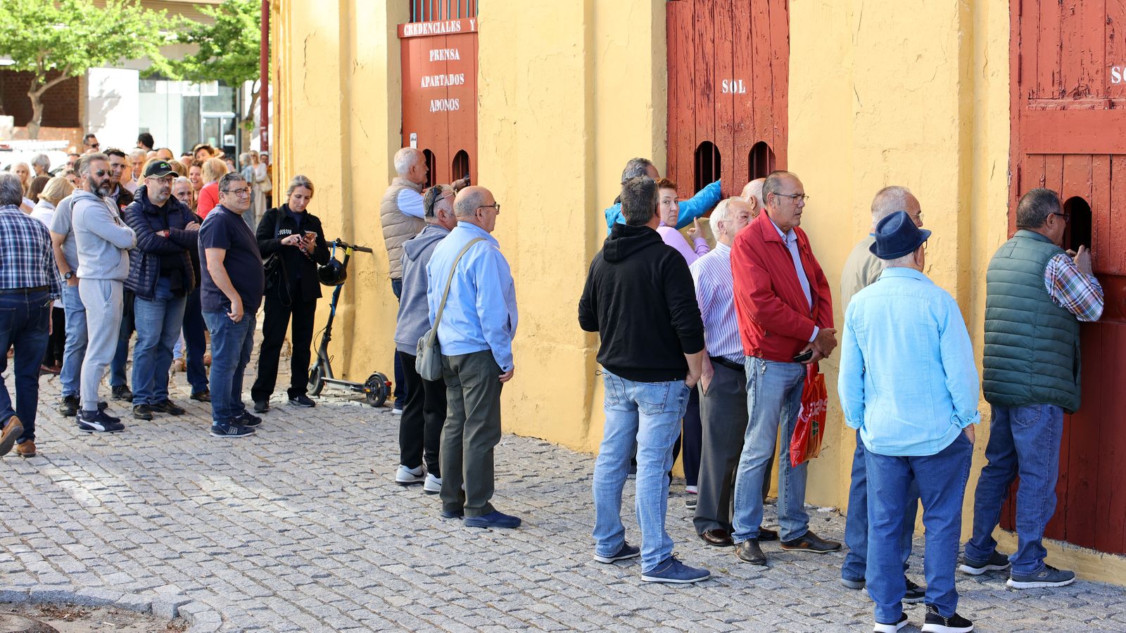 Colas para comprar las entradas de la Feria Taurina de Jerez 2023