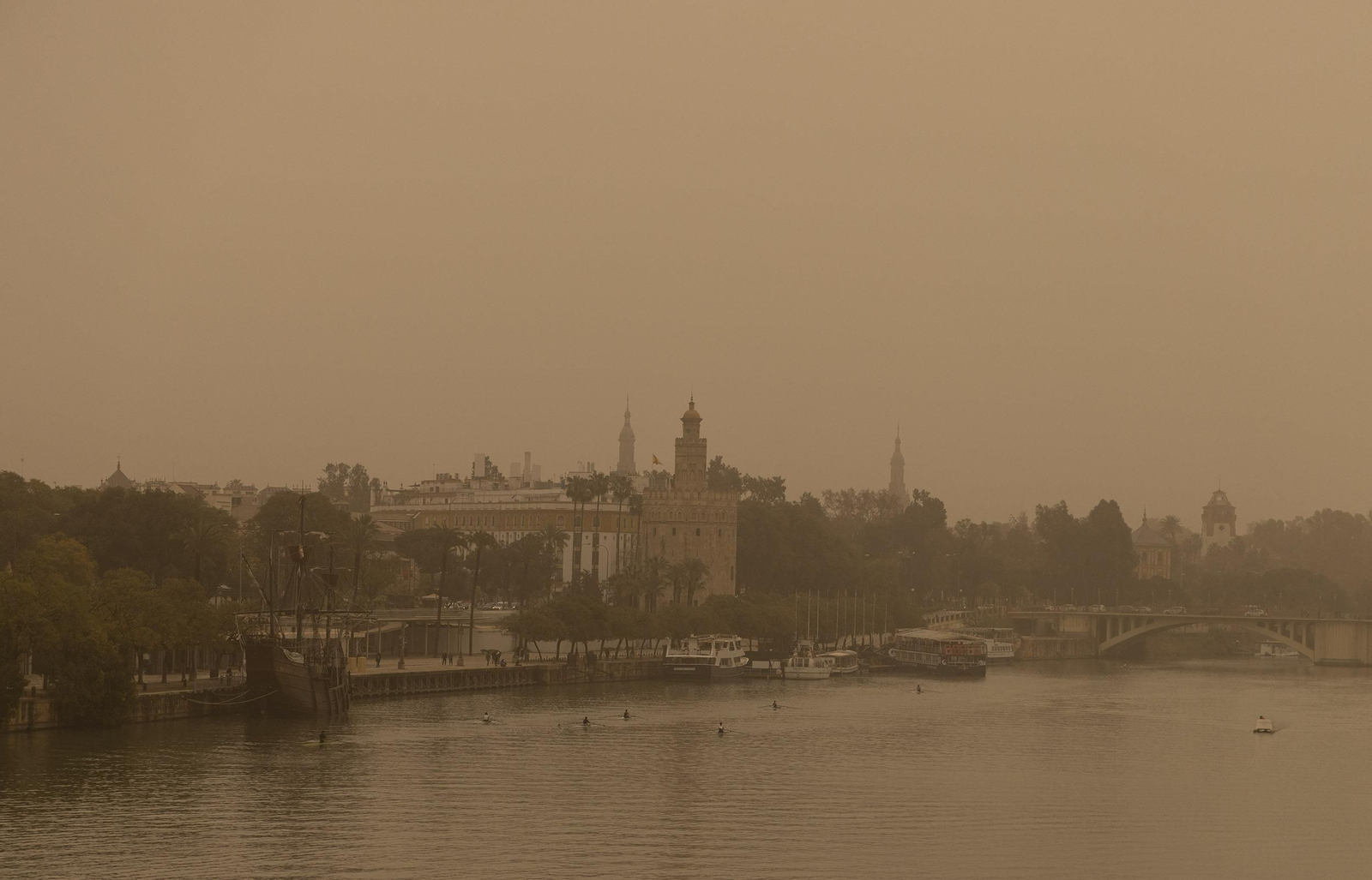 Las imágenes de Sevilla cubierta de calima y polvo en suspensión