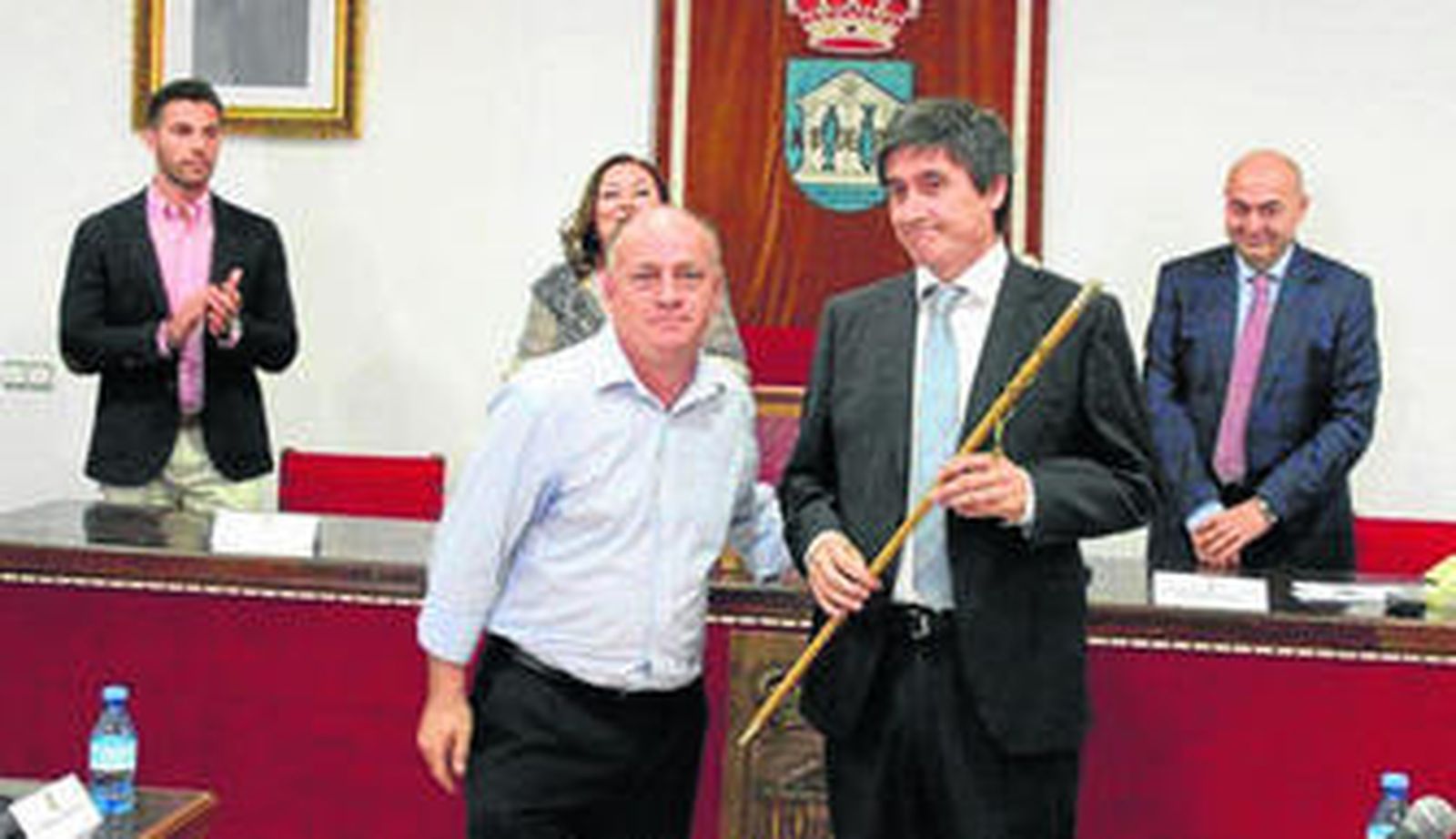 El alcalde saliente, Enrique Hernando, junto al nuevo regidor, Manuel Cortés (ambos del Partido Popular) ya con la vara de mando.