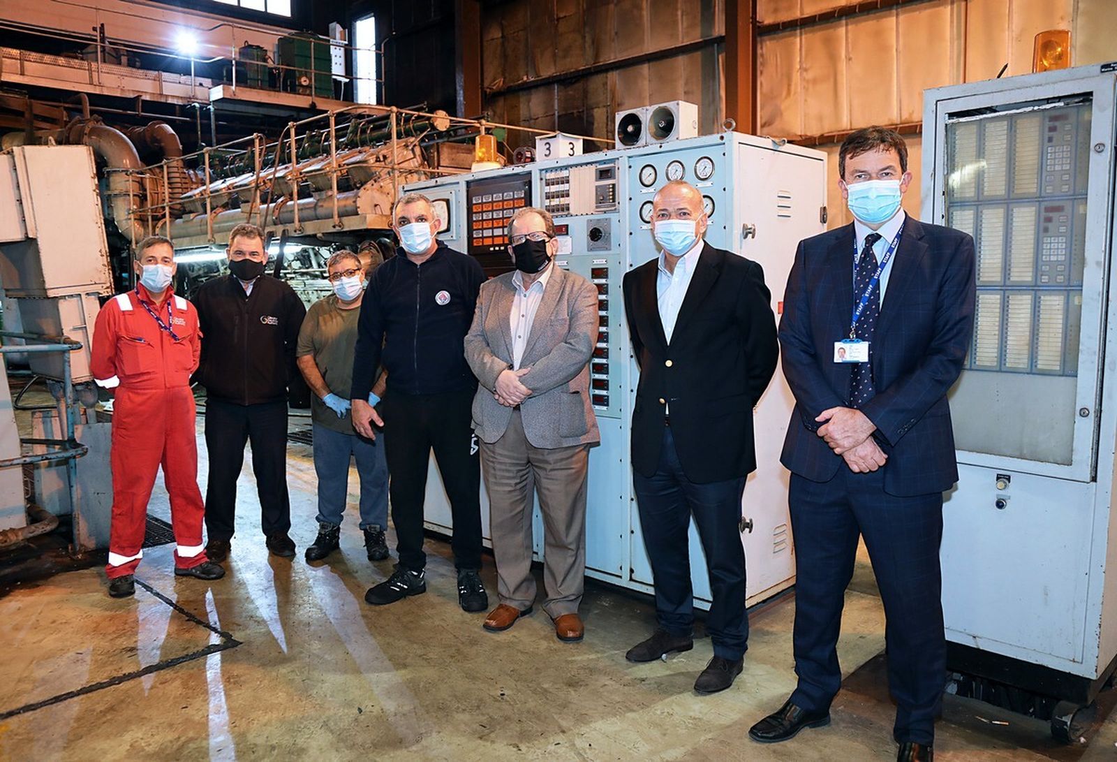 Autoridades gibraltareñas y empleado de la central eléctrica.