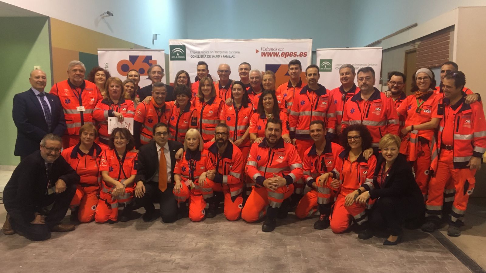 Foto de familia junto al delegado de Salud en Granada, el director gerente de la Empresa Pública de Emergencias y el director del servicio provincial de 061.