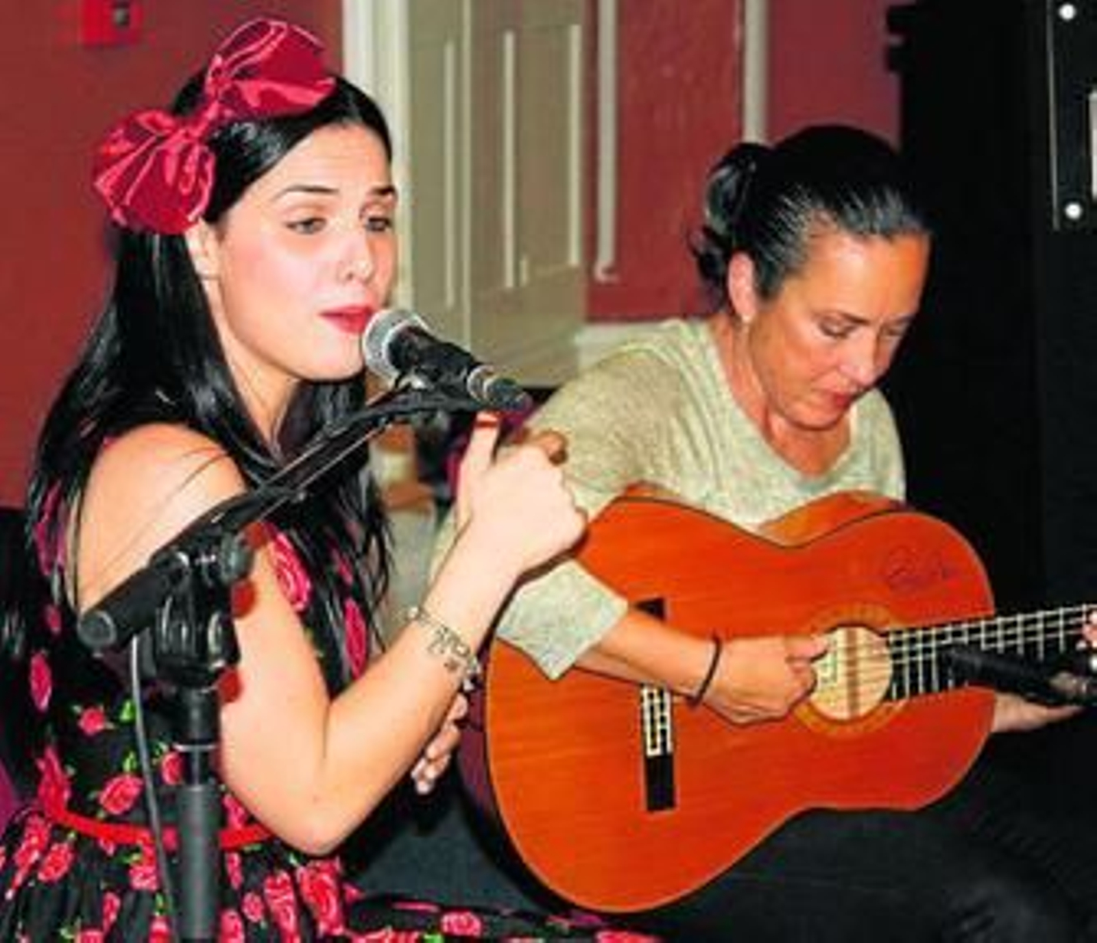 1. La concejala de Mayores, Juani Carrillo; los homenajeados Alfonso Carmona y María Teresa Muñoz, y el alcalde de Huelva, Pedro Rodríguez.          2. Anita Bernal durante su actuación. 3. Los homenajeados. 4. El Salón de Chimeneas de la  Casa Colón, que registró un lleno de público.