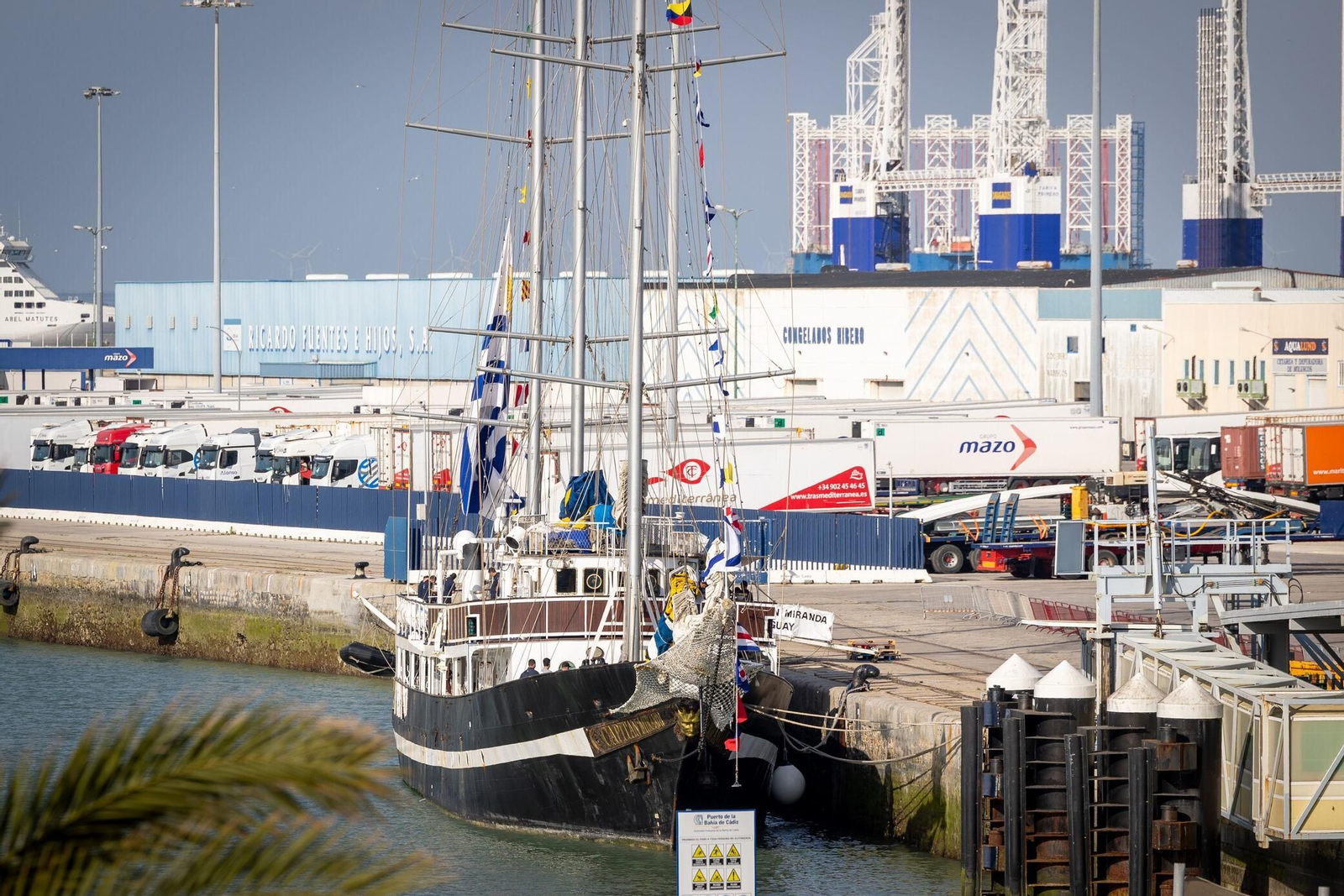 El buque está atracado en el puerto gaditano.