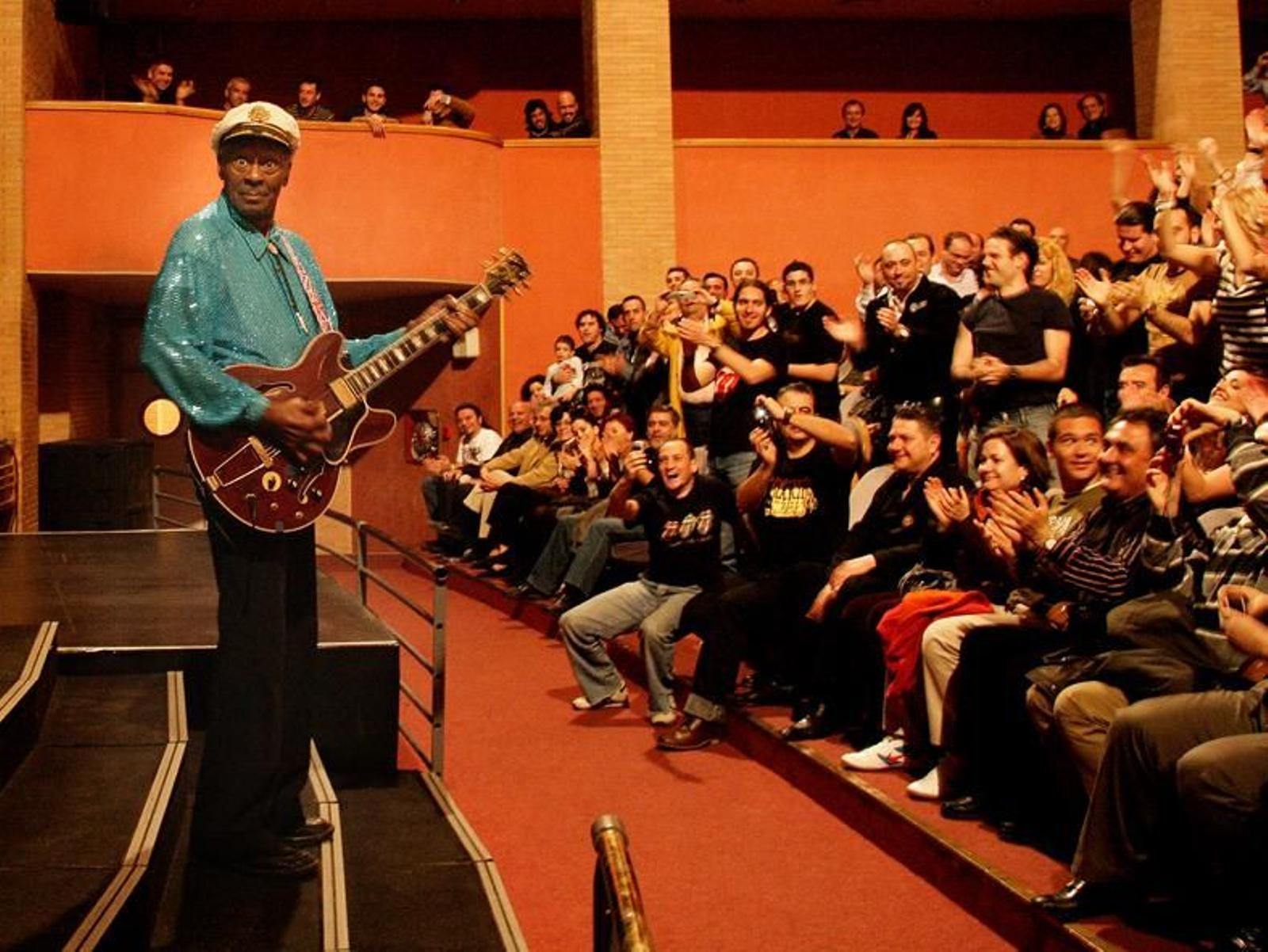 Chuck Berry en el escenario del Auditorio con el público entregado desde el primer momento.