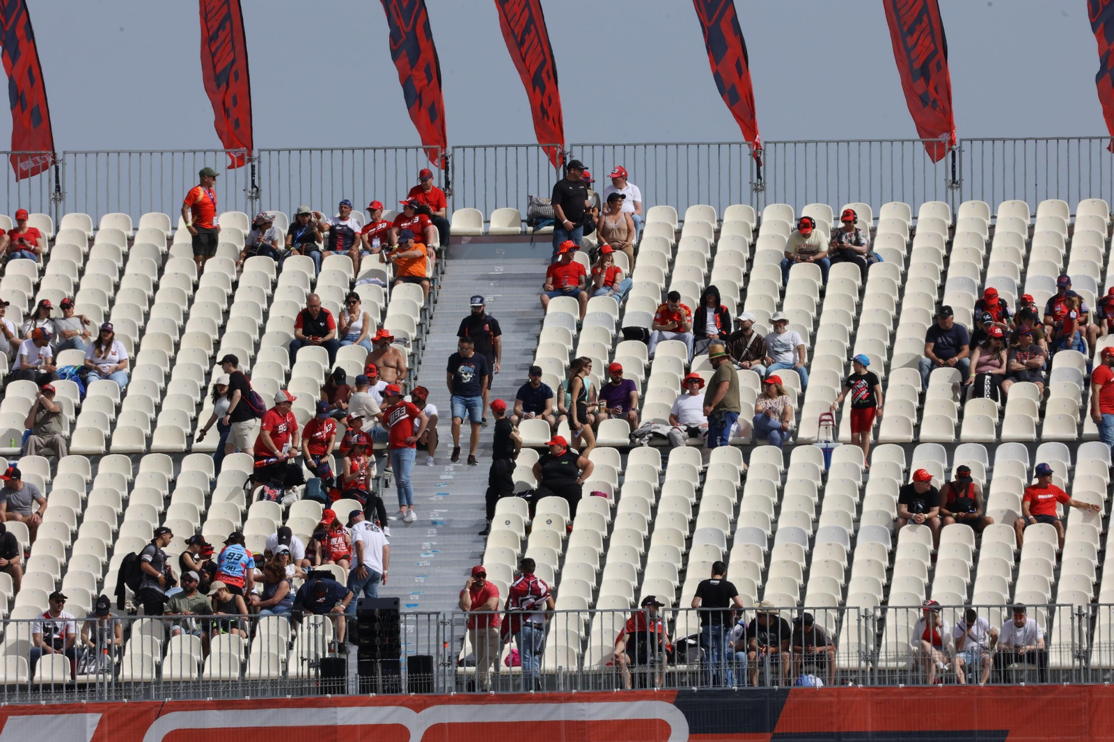 Ambiente del viernes en las gradas del Circuito de Jerez - Ángel Nieto