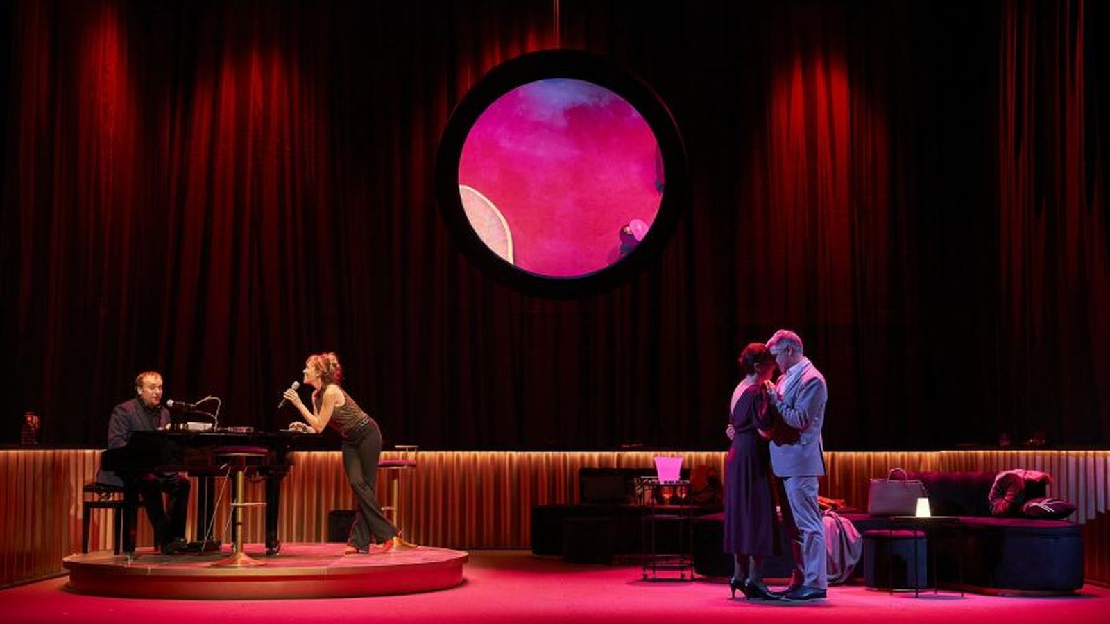 Fernando Cayo y Carmen Conesa cantando en 'El peligro de las buenas compañías'